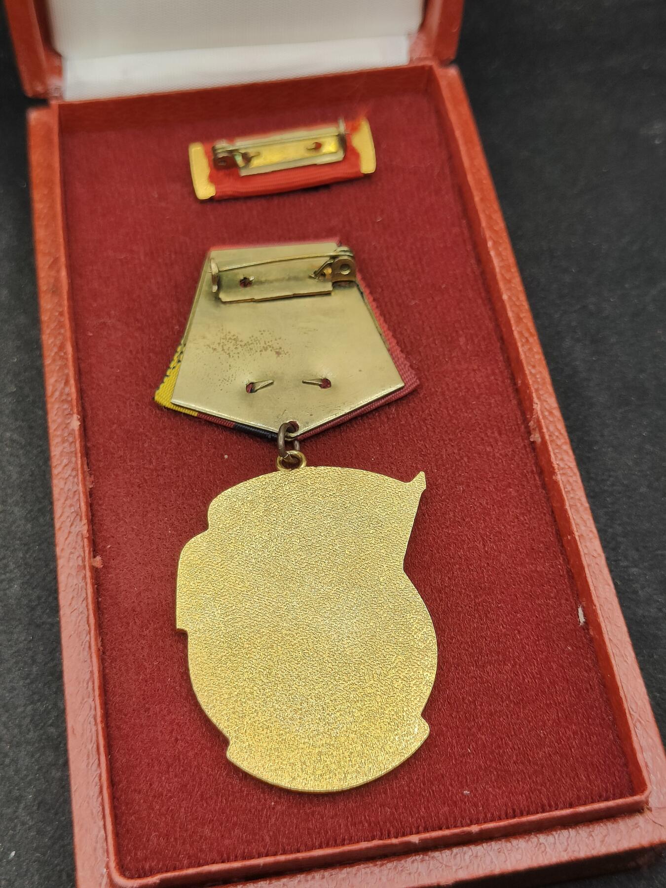 全场0元起拍 第153期 咸鱼国勋章拍卖专场 5月5日（周日）下午6：00开始 东德劳动旗帜勋章带盒略