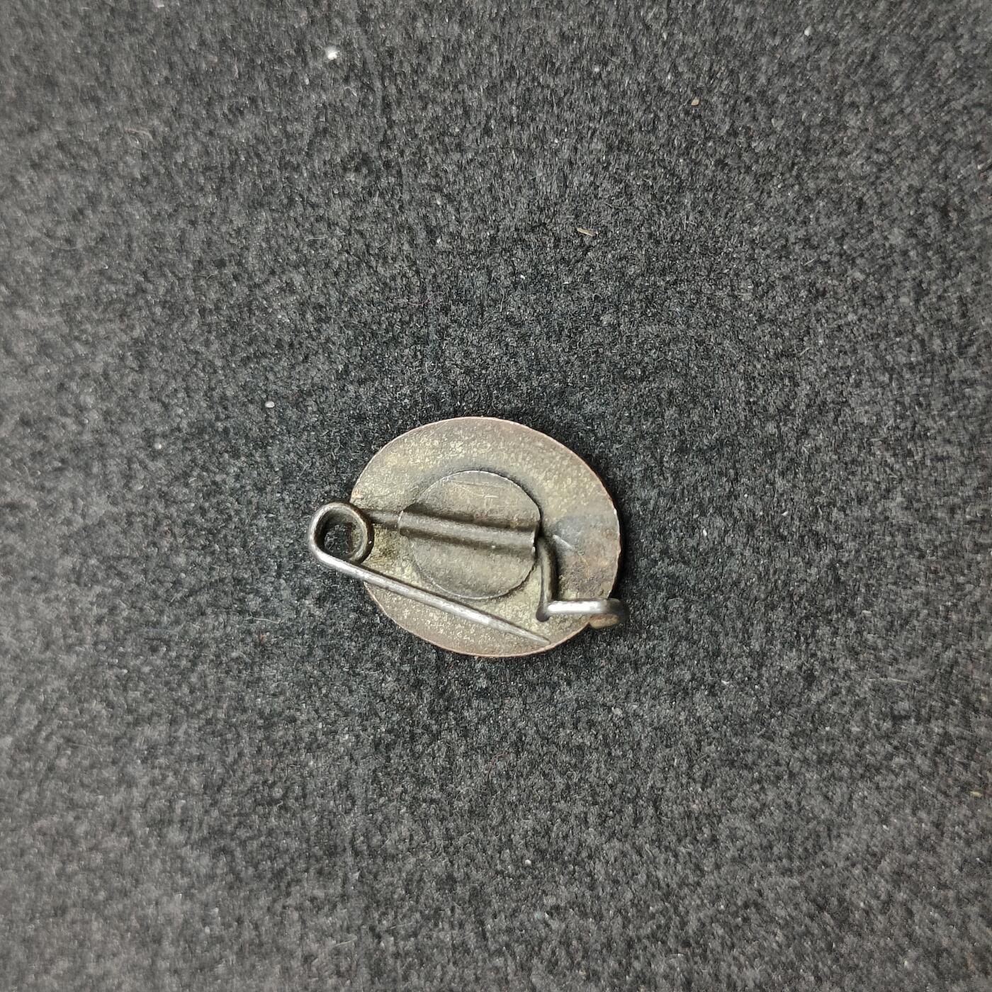 全场0元起拍 第153期 咸鱼国勋章拍卖专场 5月5日（周日）下午6：00开始 东德社会统一党早期珐琅党徽