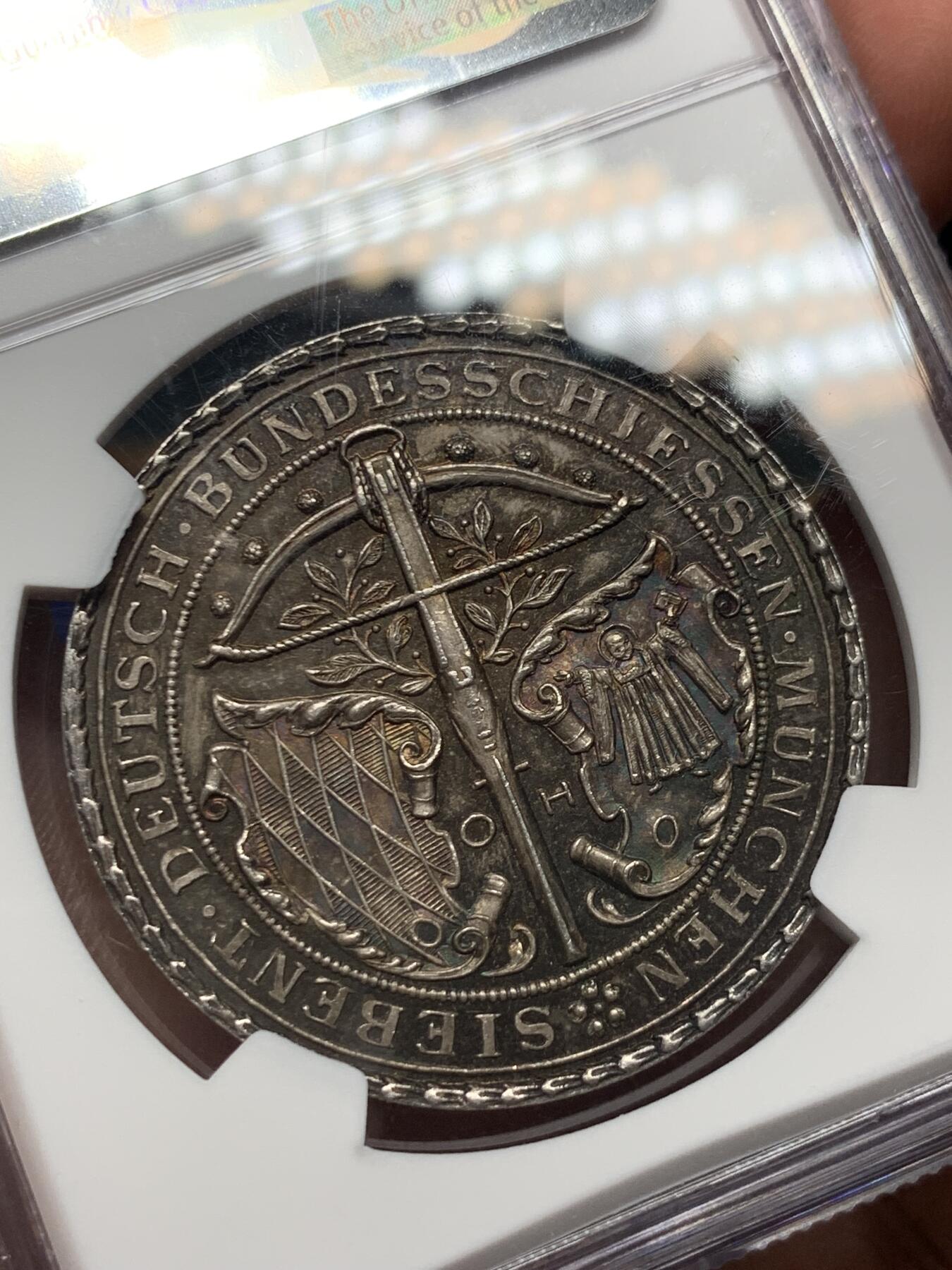 《竞宝斋》立夏专场特拍 （第2-1场）全场顺丰包邮 265场 NGC MS67 德国1881年巴伐利亚射击节银章 唯一冠军分！毫无磨损＋五彩包浆的顶级状态 颜值拉满（此章分为慕尼黑市和巴伐利亚州两版本，此枚为数量更少的州版）