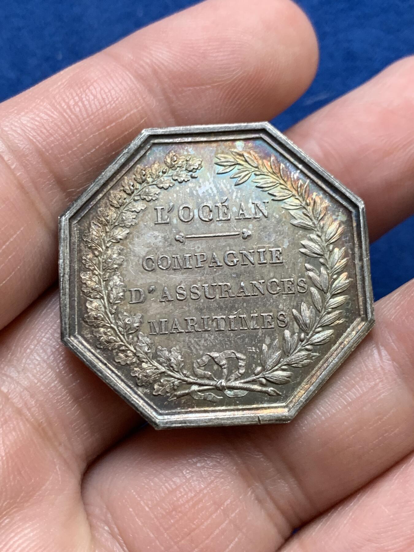 《竞宝斋》立夏专场特拍 （第2-1场）全场顺丰包邮 265场 名誉品 法国 河神 大贝壳款 边铭丰饶角 稀有 彩光好 美人鱼多见三叉海神少见 也是著名八角封面章 重约17克 33.6mm