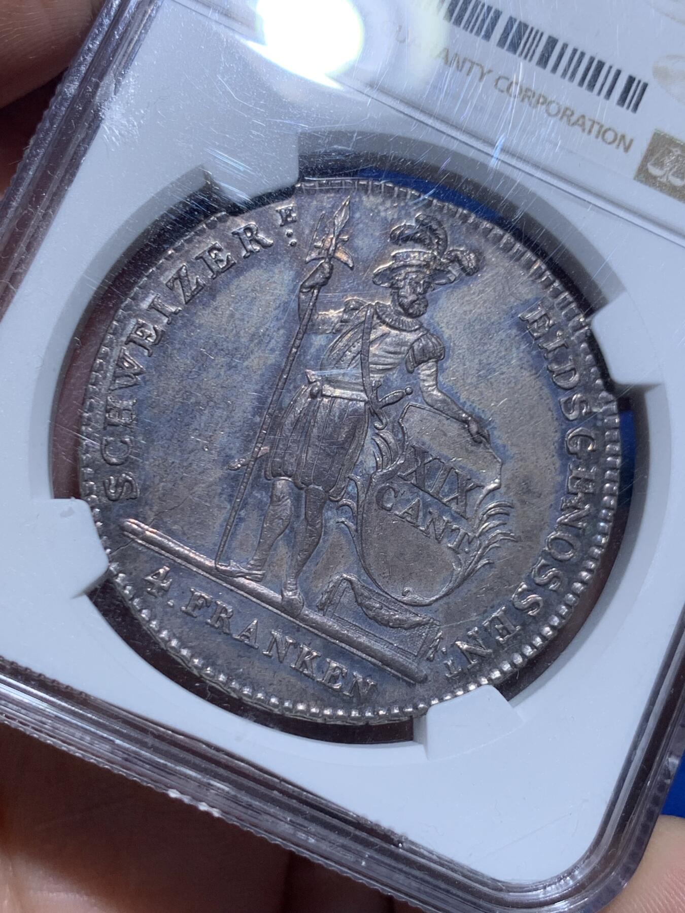 《竞宝斋》立夏专场特拍 （第2-1场）全场顺丰包邮 265场 NGC MS61 瑞士卢塞恩1814年雇佣兵4法郎银币 设计大气古朴 厚重的包浆背后是历史的沉淀 可能是包浆太厚的缘故才给了61分 实际状态感觉不止61分 发行量44000枚 还没怎么涨的瑞士雇佣兵十年前也差不多这个价格 币胚有裂极为难得