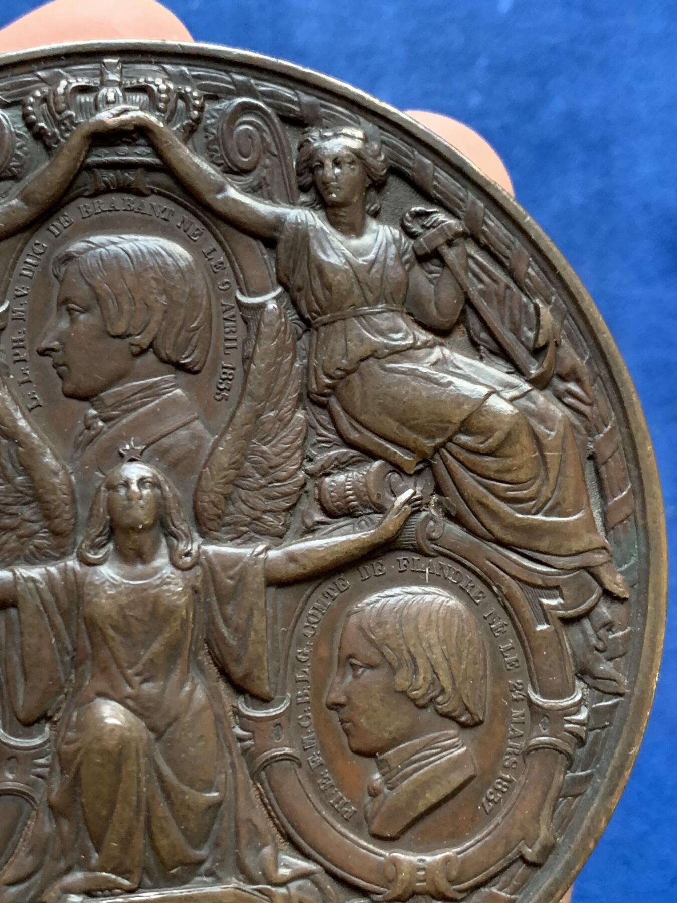 《竞宝斋》立夏专场特拍 （第2-1场）全场顺丰包邮 265场 1850年比利时 玛丽王后逝世纪念章 正面为玛丽王后肖像 背面王室浮雕优美瑰丽 79.9mm 191.6克 超大规格