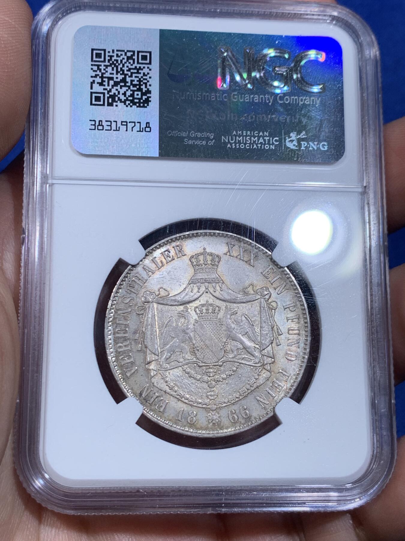 《竞宝斋》立夏专场特拍 （第2-1场）全场顺丰包邮 265场 NGC MS63 德国1866年巴登-杜拉赫公国1泰勒 该品种流通充分好品难寻 背面为经典的双狮鹫徽章 这枚全深打 整体细节和光度都很好 欧洲纸袋老包浆