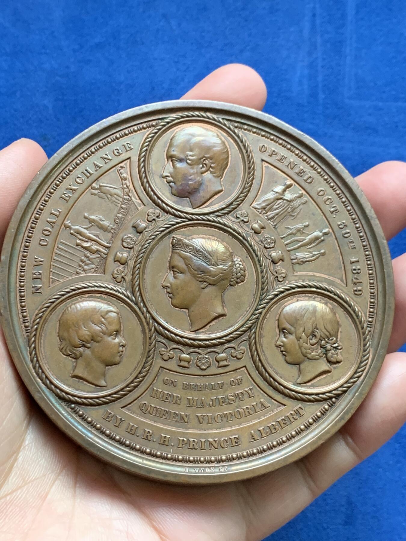 《竞宝斋》立夏专场特拍 （第2-1场）全场顺丰包邮 265场 1849年英国伦敦金融城6号作品 建筑三杰之一 伦敦金融城煤炭交易所开张纪念 背面浮雕细腻 408.3克 89mm大铜章 发行量350枚 著名大师wyon作品