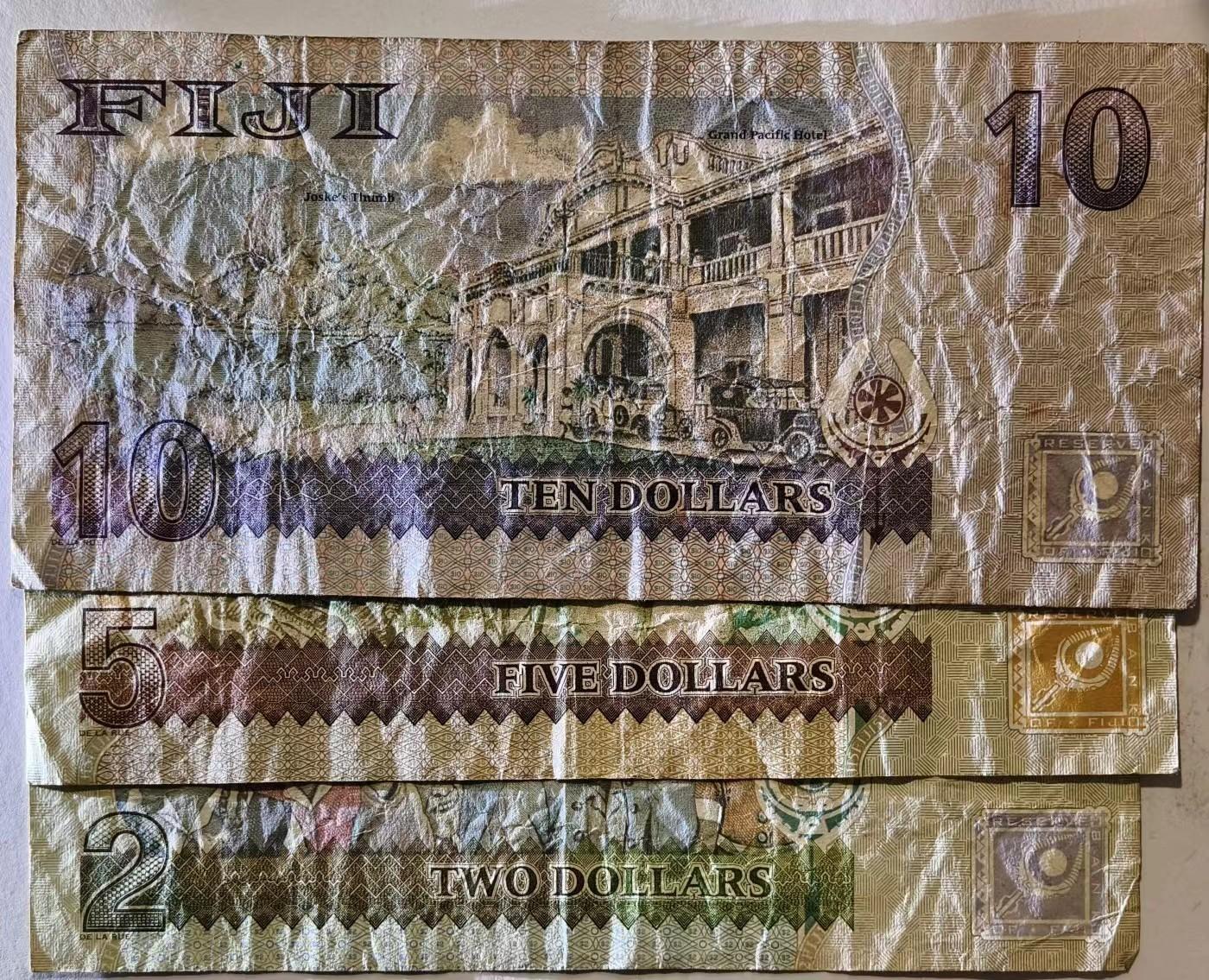 紫瑗钱币——第345期拍卖——纸币场 斐济 伊丽莎白二世 老年女王 2 5 10元 3枚一组 流通品