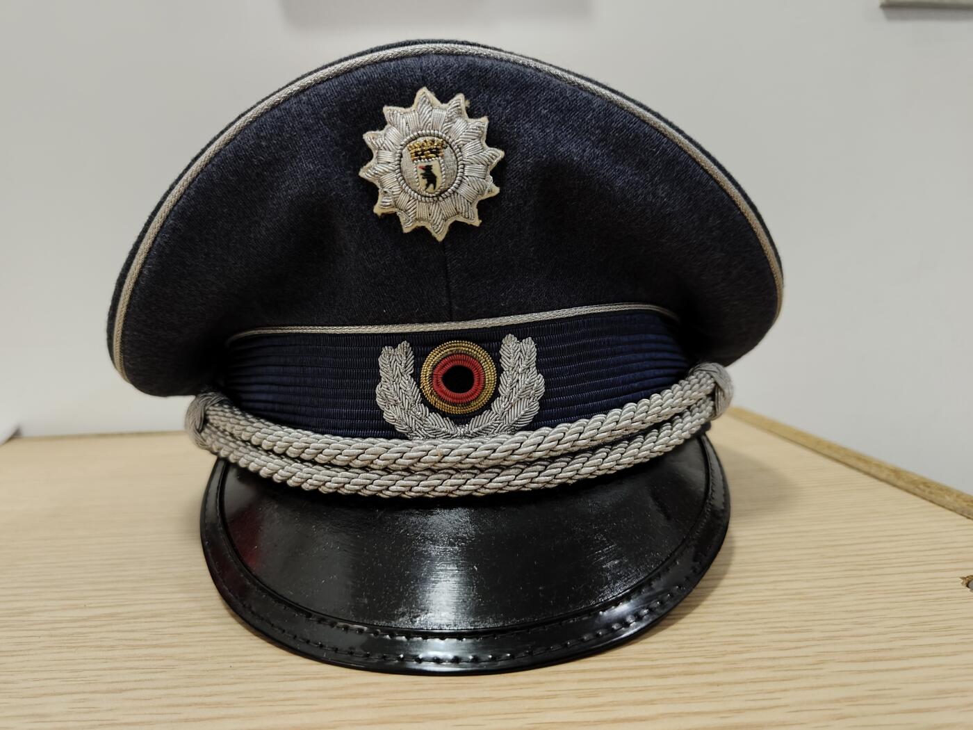 全场0元起拍 第153期 咸鱼国勋章拍卖专场 5月5日（周日）下午6：00开始 西德柏林警察大檐帽 58CM