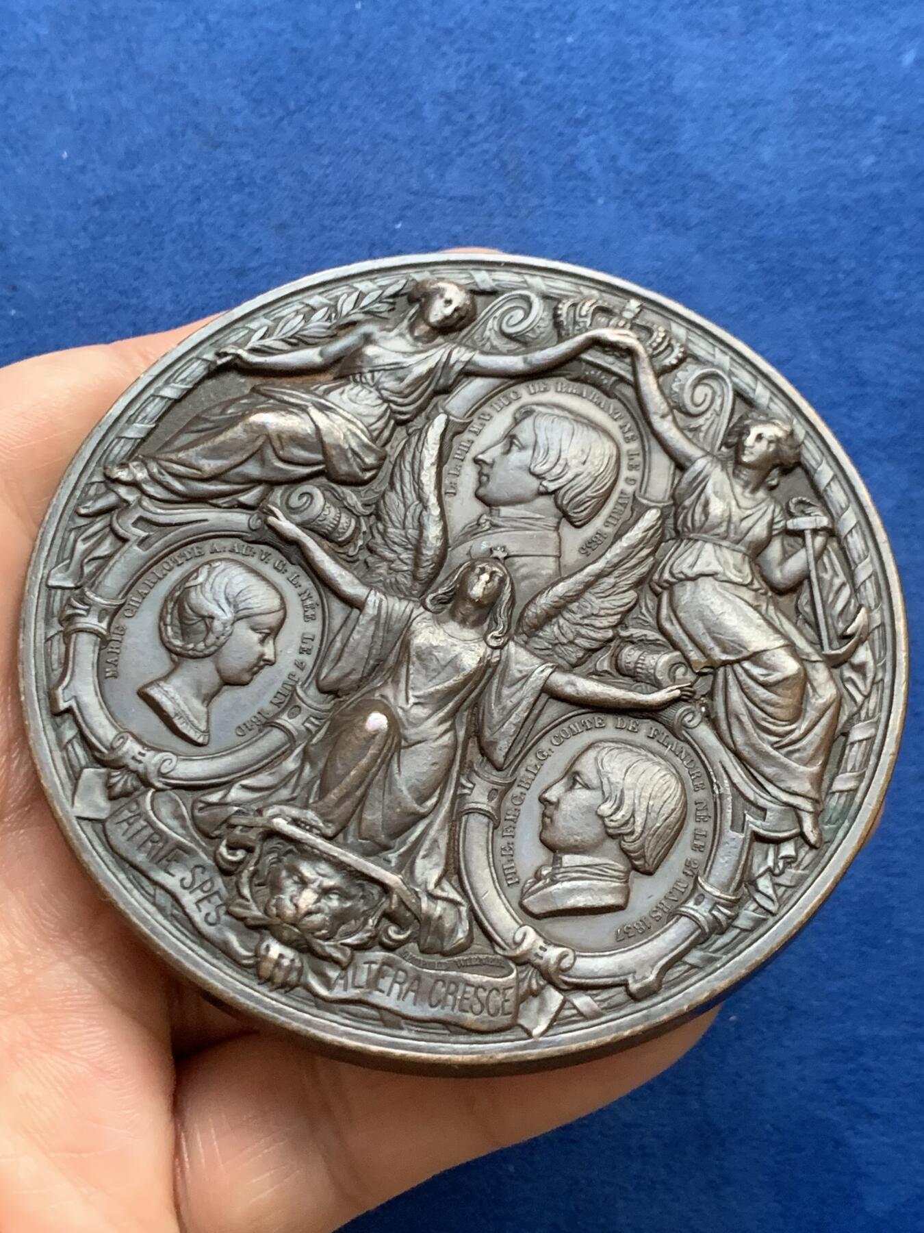 《竞宝斋》立夏专场特拍 （第2-1场）全场顺丰包邮 265场 1850年比利时 玛丽王后逝世纪念章 正面为玛丽王后肖像 背面王室浮雕优美瑰丽 79.9mm 191.6克 超大规格