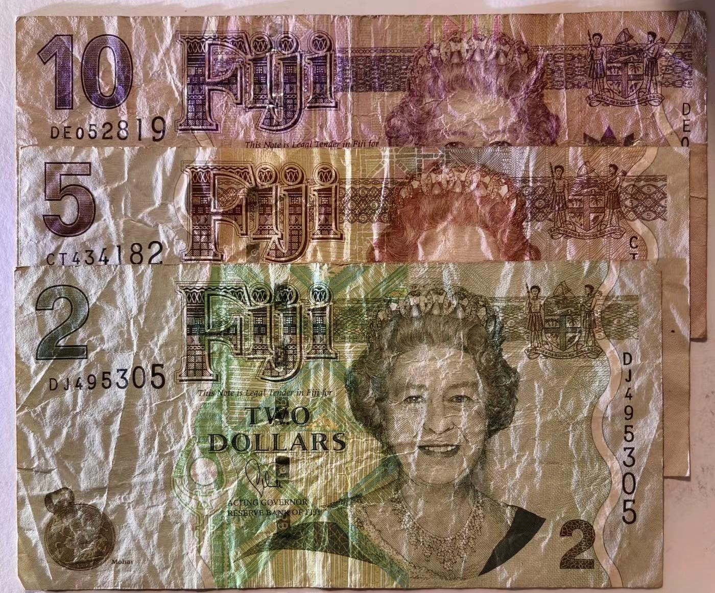 紫瑗钱币——第345期拍卖——纸币场 斐济 伊丽莎白二世 老年女王 2 5 10元 3枚一组 流通品