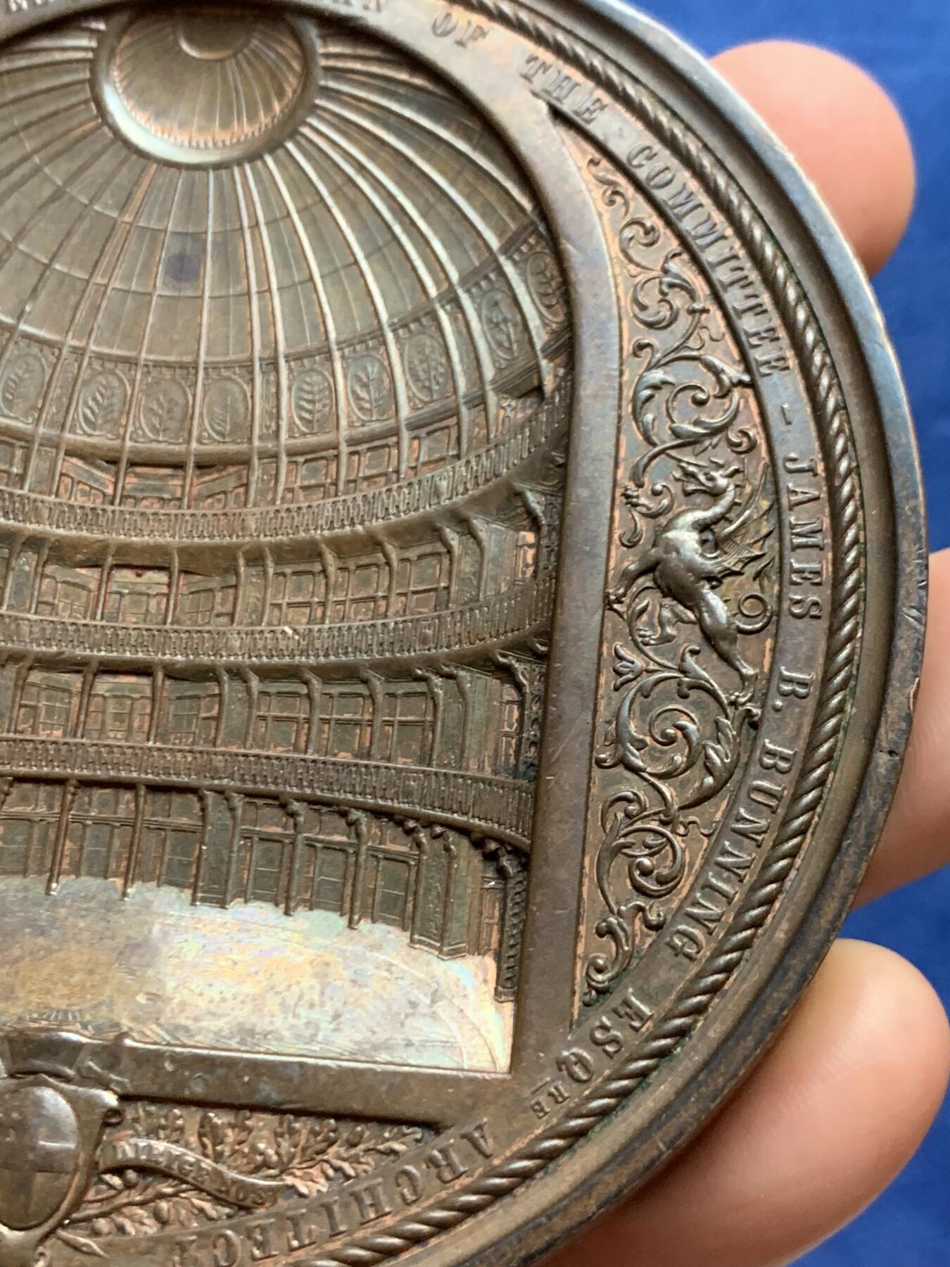 《竞宝斋》立夏专场特拍 （第2-1场）全场顺丰包邮 265场 1849年英国伦敦金融城6号作品 建筑三杰之一 伦敦金融城煤炭交易所开张纪念 背面浮雕细腻 408.3克 89mm大铜章 发行量350枚 著名大师wyon作品