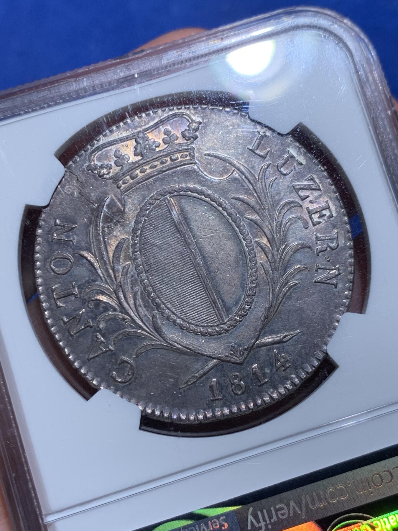 《竞宝斋》立夏专场特拍 （第2-1场）全场顺丰包邮 265场 NGC MS61 瑞士卢塞恩1814年雇佣兵4法郎银币 设计大气古朴 厚重的包浆背后是历史的沉淀 可能是包浆太厚的缘故才给了61分 实际状态感觉不止61分 发行量44000枚 还没怎么涨的瑞士雇佣兵十年前也差不多这个价格 币胚有裂极为难得