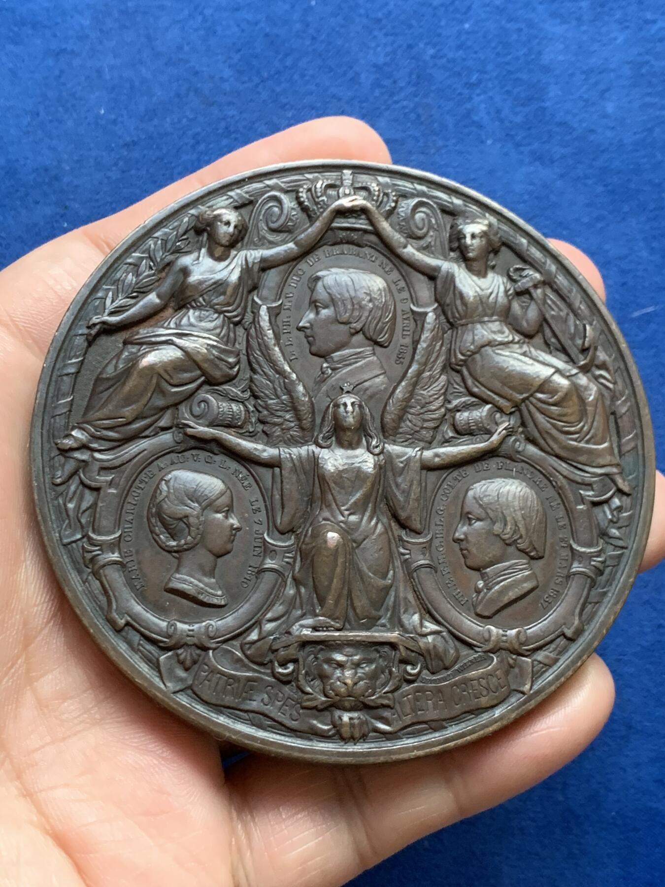 《竞宝斋》立夏专场特拍 （第2-1场）全场顺丰包邮 265场 1850年比利时 玛丽王后逝世纪念章 正面为玛丽王后肖像 背面王室浮雕优美瑰丽 79.9mm 191.6克 超大规格