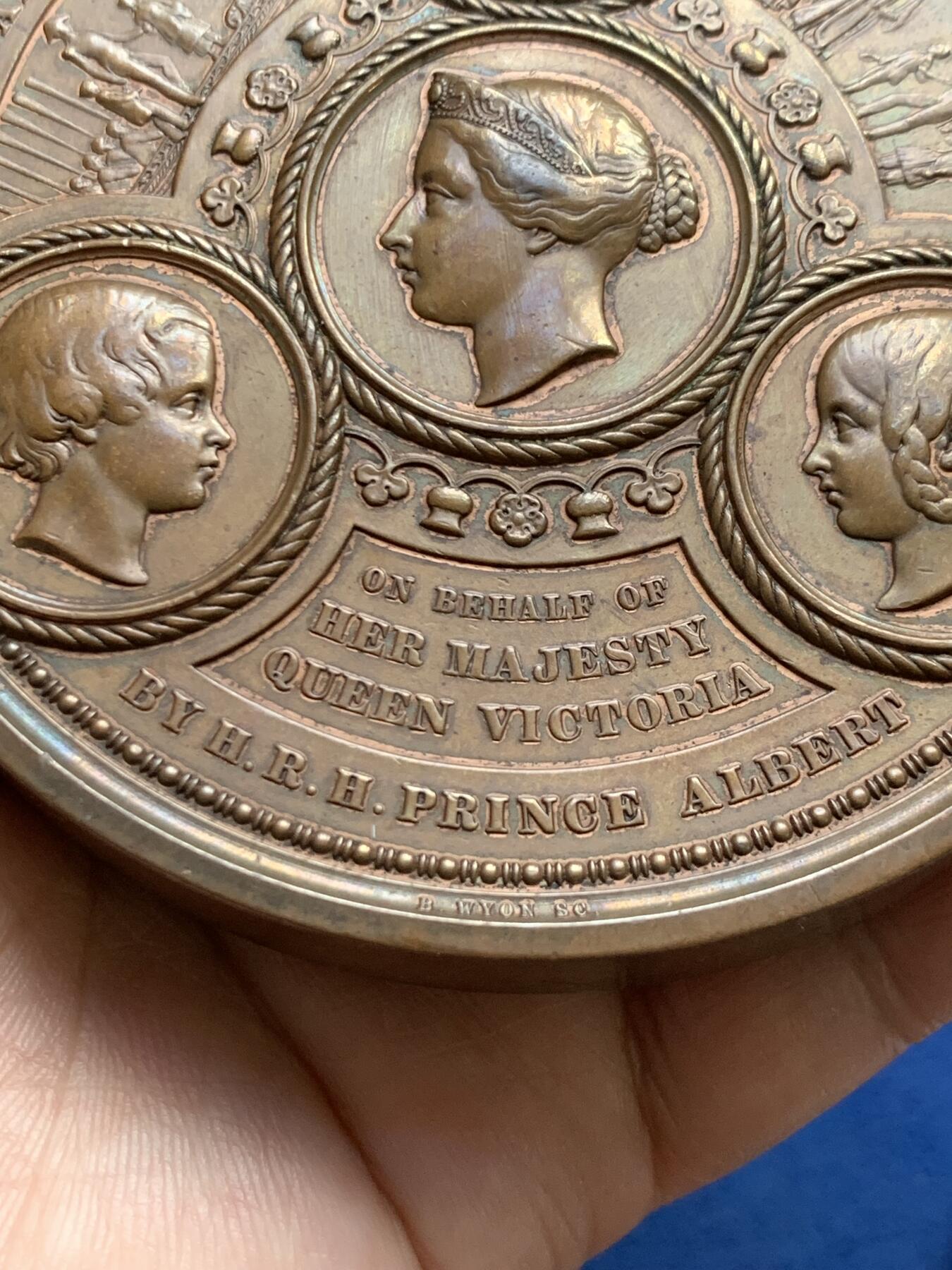 《竞宝斋》立夏专场特拍 （第2-1场）全场顺丰包邮 265场 1849年英国伦敦金融城6号作品 建筑三杰之一 伦敦金融城煤炭交易所开张纪念 背面浮雕细腻 408.3克 89mm大铜章 发行量350枚 著名大师wyon作品