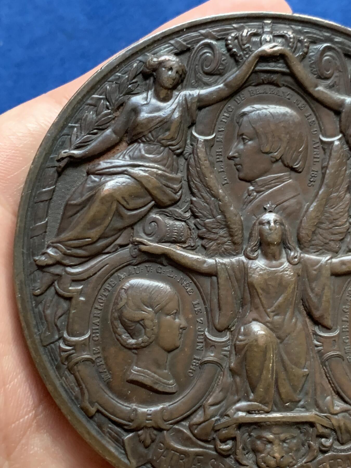 《竞宝斋》立夏专场特拍 （第2-1场）全场顺丰包邮 265场 1850年比利时 玛丽王后逝世纪念章 正面为玛丽王后肖像 背面王室浮雕优美瑰丽 79.9mm 191.6克 超大规格