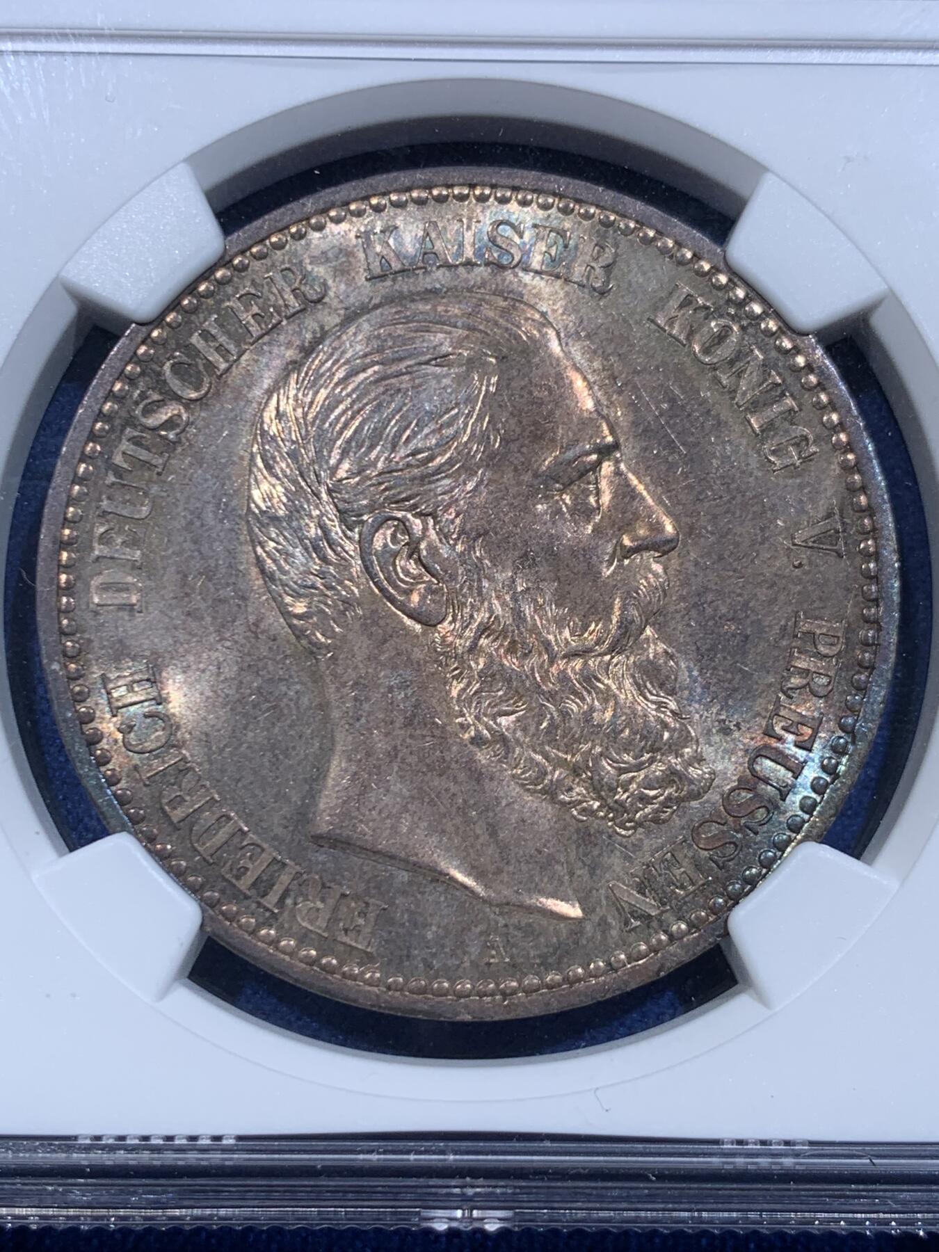 《竞宝斋》立夏专场特拍 （第2-1场）全场顺丰包邮 265场 NGC MS63 德国普鲁士1888三皇年5马克银币 绝美彩虹包浆之下还有转光 入门短翅5马克 工艺精湛 视觉效果非常好