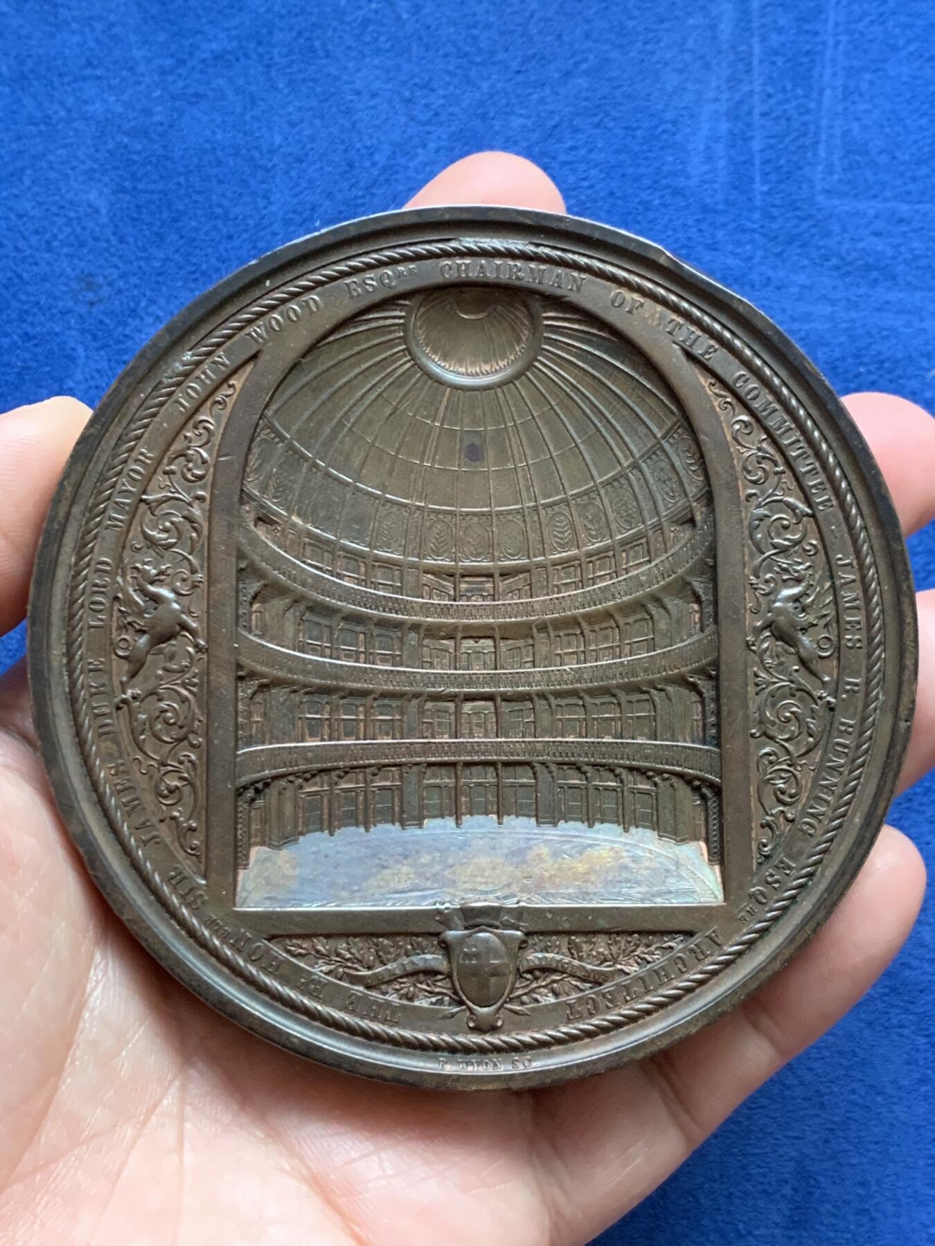 《竞宝斋》立夏专场特拍 （第2-1场）全场顺丰包邮 265场 1849年英国伦敦金融城6号作品 建筑三杰之一 伦敦金融城煤炭交易所开张纪念 背面浮雕细腻 408.3克 89mm大铜章 发行量350枚 著名大师wyon作品