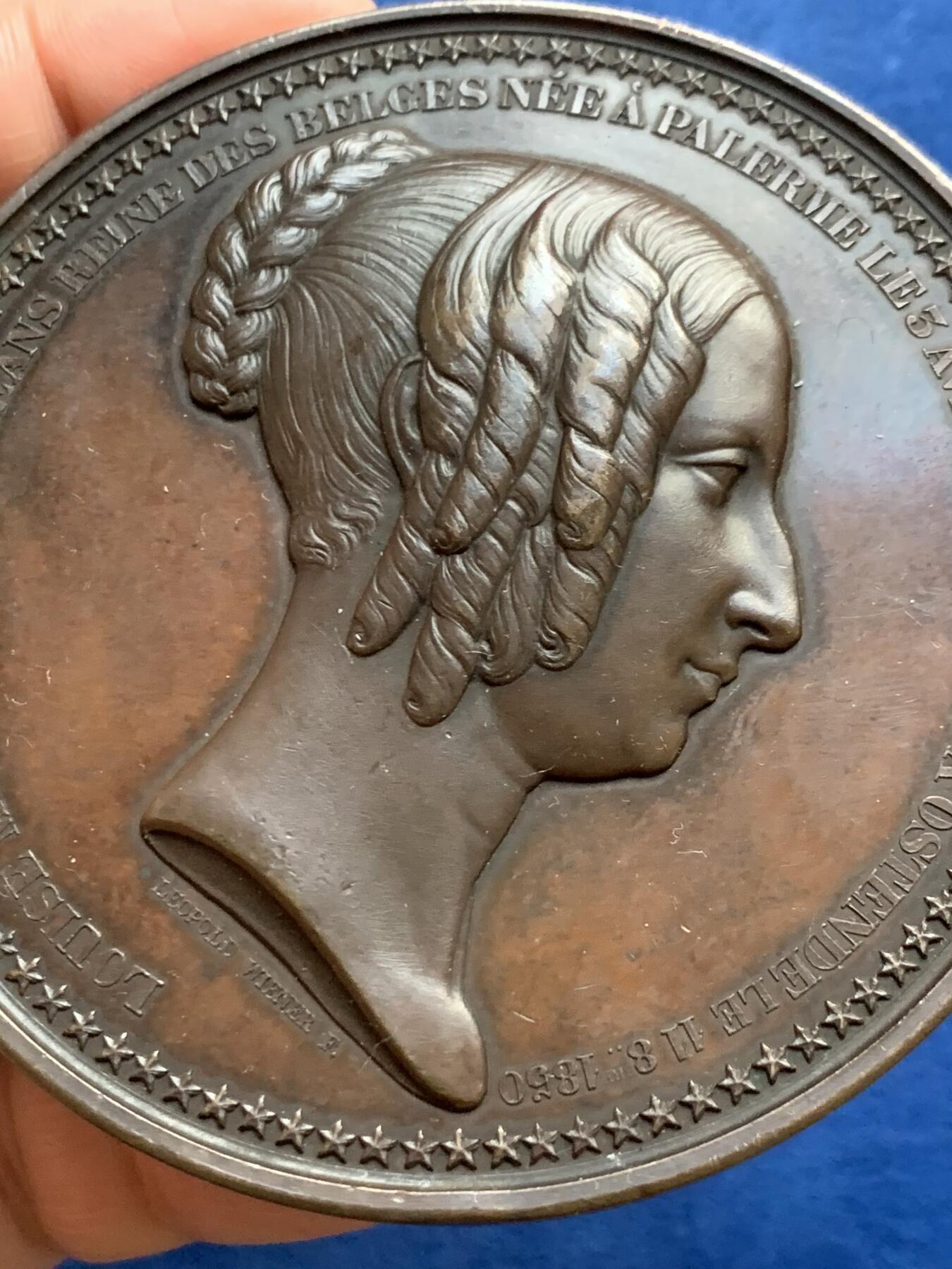 《竞宝斋》立夏专场特拍 （第2-1场）全场顺丰包邮 265场 1850年比利时 玛丽王后逝世纪念章 正面为玛丽王后肖像 背面王室浮雕优美瑰丽 79.9mm 191.6克 超大规格