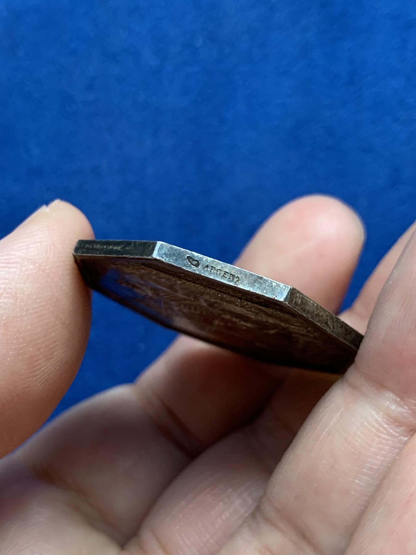 《竞宝斋》立夏专场特拍 （第2-1场）全场顺丰包邮 265场 名誉品 法国 河神 大贝壳款 边铭丰饶角 稀有 彩光好 美人鱼多见三叉海神少见 也是著名八角封面章 重约17克 33.6mm