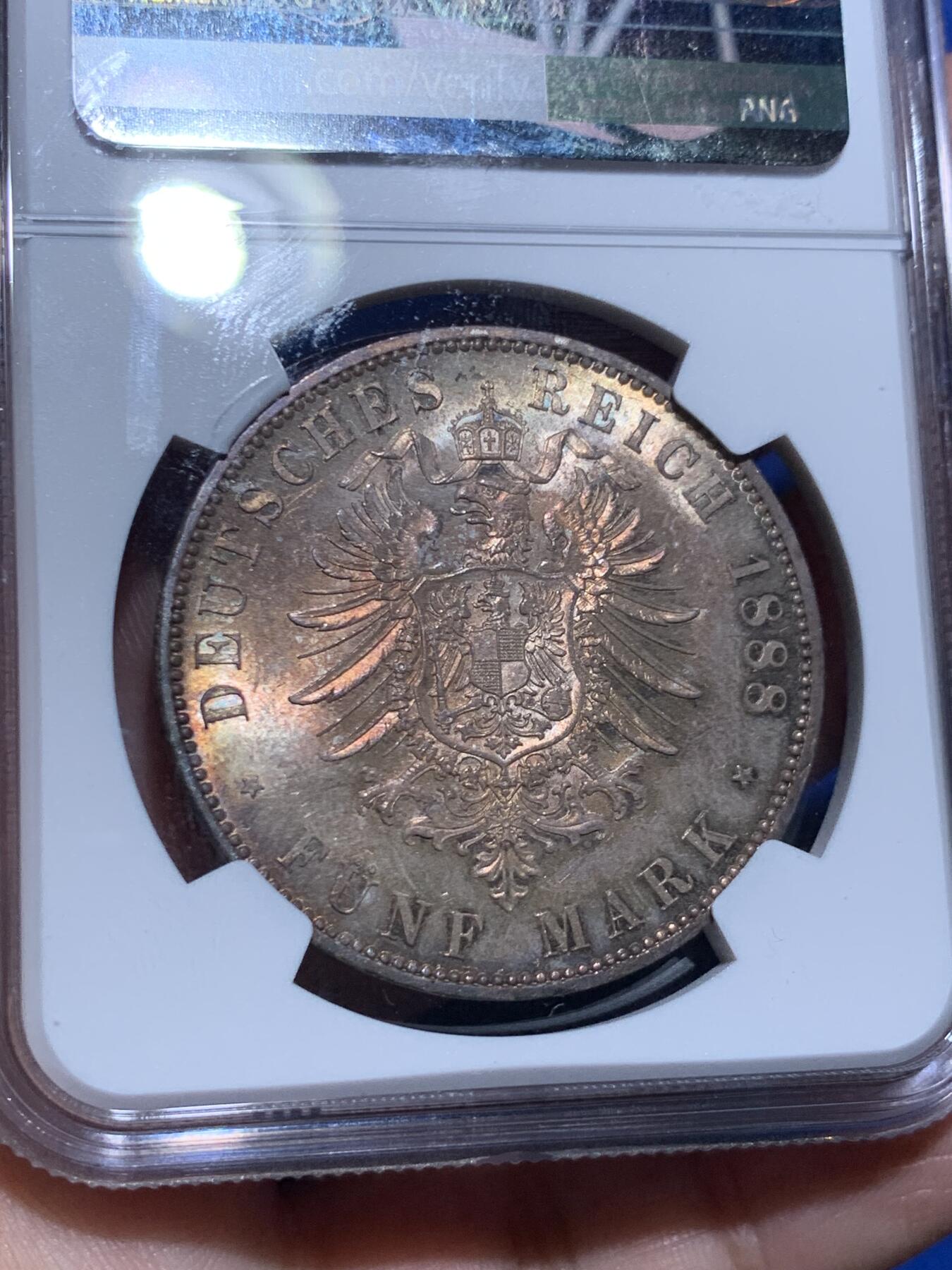 《竞宝斋》立夏专场特拍 （第2-1场）全场顺丰包邮 265场 NGC MS63 德国普鲁士1888三皇年5马克银币 绝美彩虹包浆之下还有转光 入门短翅5马克 工艺精湛 视觉效果非常好