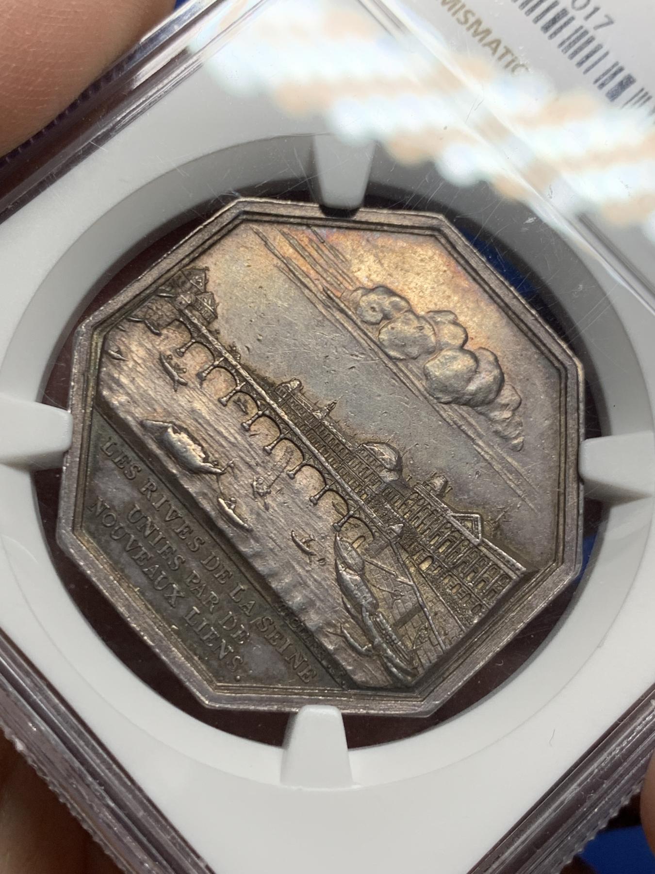 《竞宝斋》立夏专场特拍 （第2-1场）全场顺丰包邮 265场 NGC AU58 19世纪初法国桥梁协会八角银章 边铭为油灯（1832-1841） 五彩老包浆状态 刻画出了19世纪初塞纳河畔的景观