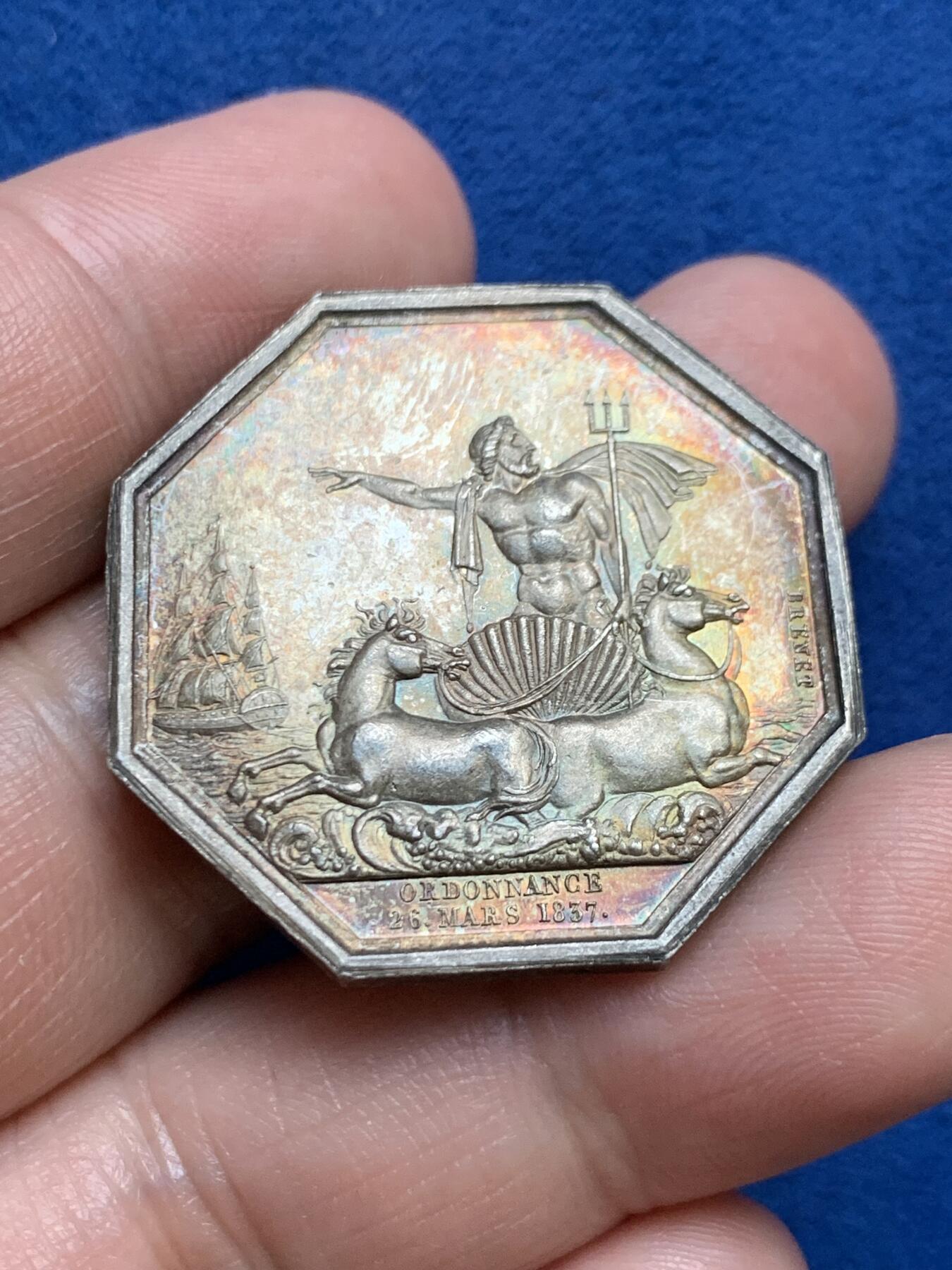 《竞宝斋》立夏专场特拍 （第2-1场）全场顺丰包邮 265场 名誉品 法国 河神 大贝壳款 边铭丰饶角 稀有 彩光好 美人鱼多见三叉海神少见 也是著名八角封面章 重约17克 33.6mm