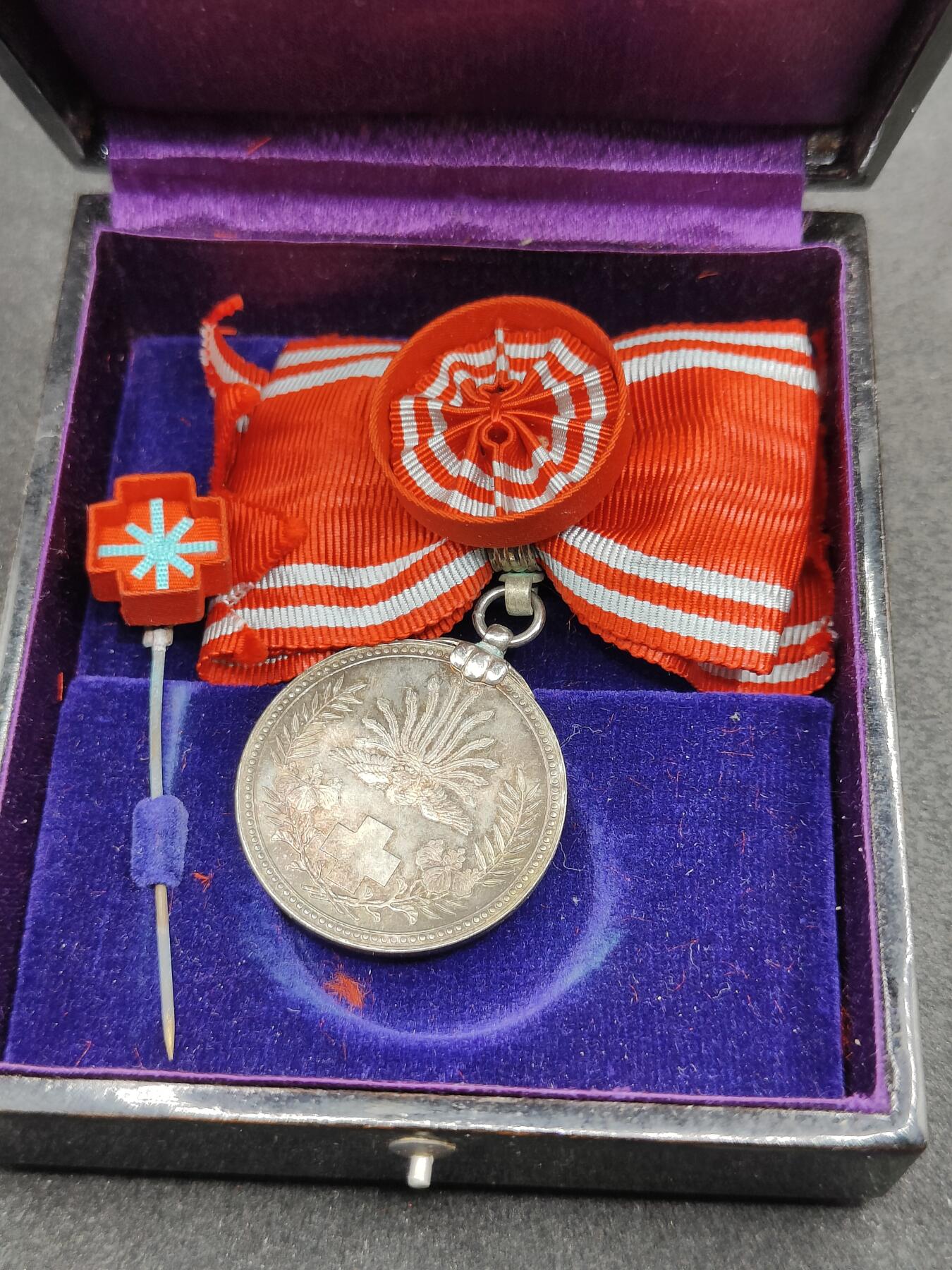 全场0元起拍 第153期 咸鱼国勋章拍卖专场 5月5日（周日）下午6：00开始 稀有女版 漆木盒赤十字特别社员章 银制带盒略