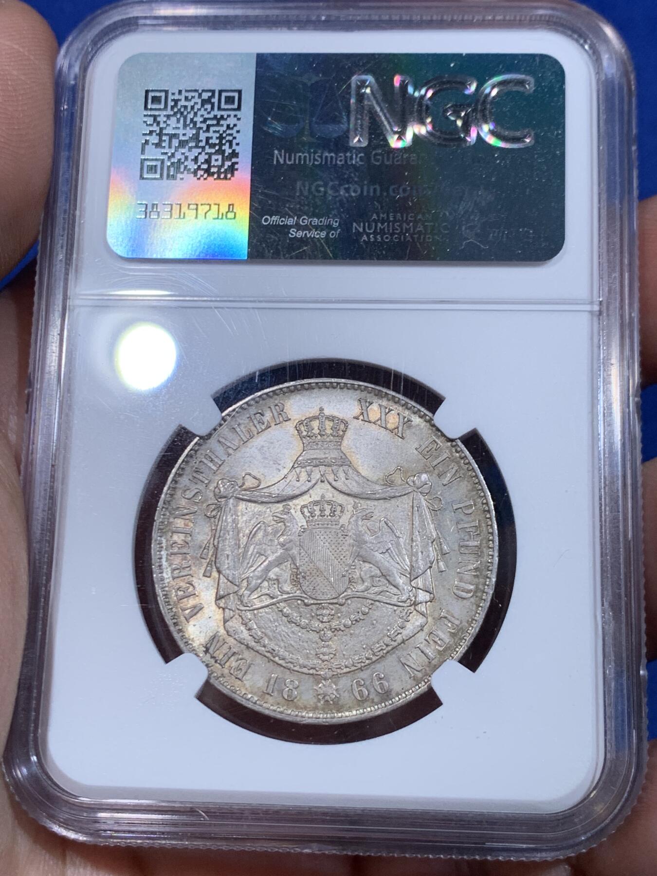 《竞宝斋》立夏专场特拍 （第2-1场）全场顺丰包邮 265场 NGC MS63 德国1866年巴登-杜拉赫公国1泰勒 该品种流通充分好品难寻 背面为经典的双狮鹫徽章 这枚全深打 整体细节和光度都很好 欧洲纸袋老包浆