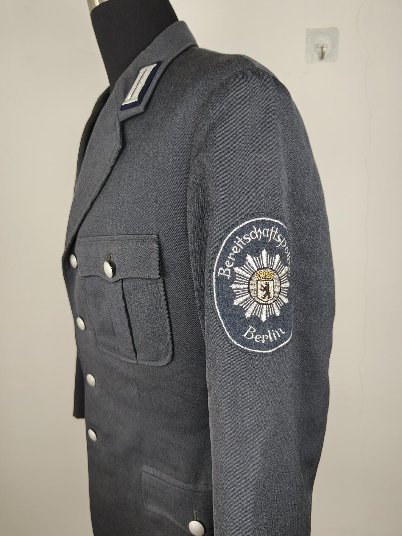 全场0元起拍 第153期 咸鱼国勋章拍卖专场 5月5日（周日）下午6：00开始 西柏林警察制服上衣胸围108 肩宽46 衣长77 袖长58