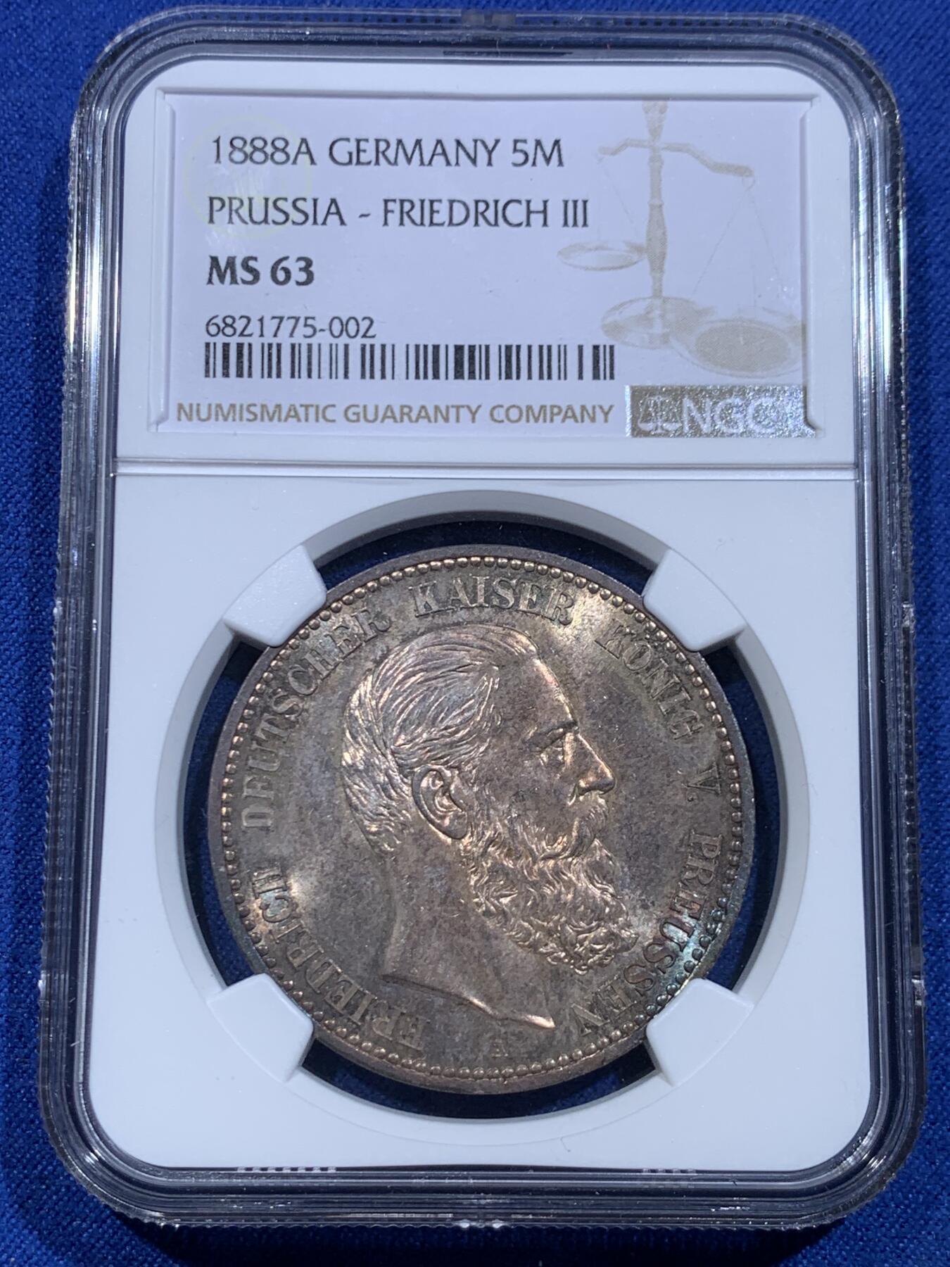 《竞宝斋》立夏专场特拍 （第2-1场）全场顺丰包邮 265场 NGC MS63 德国普鲁士1888三皇年5马克银币 绝美彩虹包浆之下还有转光 入门短翅5马克 工艺精湛 视觉效果非常好