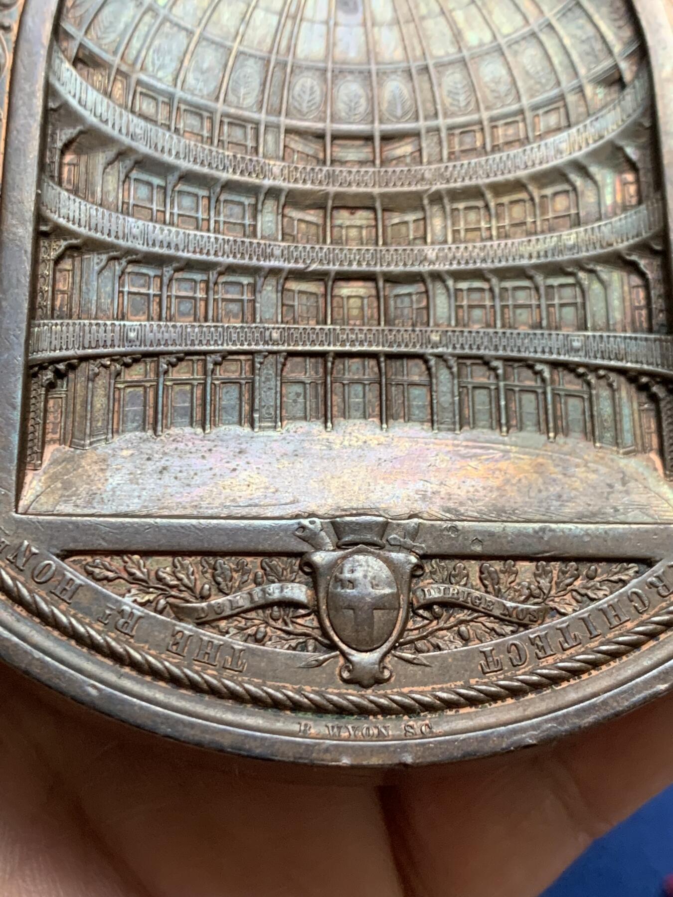 《竞宝斋》立夏专场特拍 （第2-1场）全场顺丰包邮 265场 1849年英国伦敦金融城6号作品 建筑三杰之一 伦敦金融城煤炭交易所开张纪念 背面浮雕细腻 408.3克 89mm大铜章 发行量350枚 著名大师wyon作品