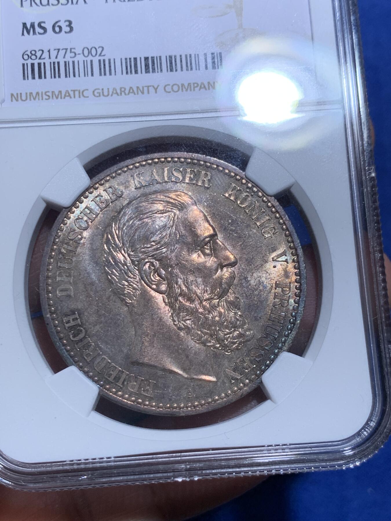 《竞宝斋》立夏专场特拍 （第2-1场）全场顺丰包邮 265场 NGC MS63 德国普鲁士1888三皇年5马克银币 绝美彩虹包浆之下还有转光 入门短翅5马克 工艺精湛 视觉效果非常好