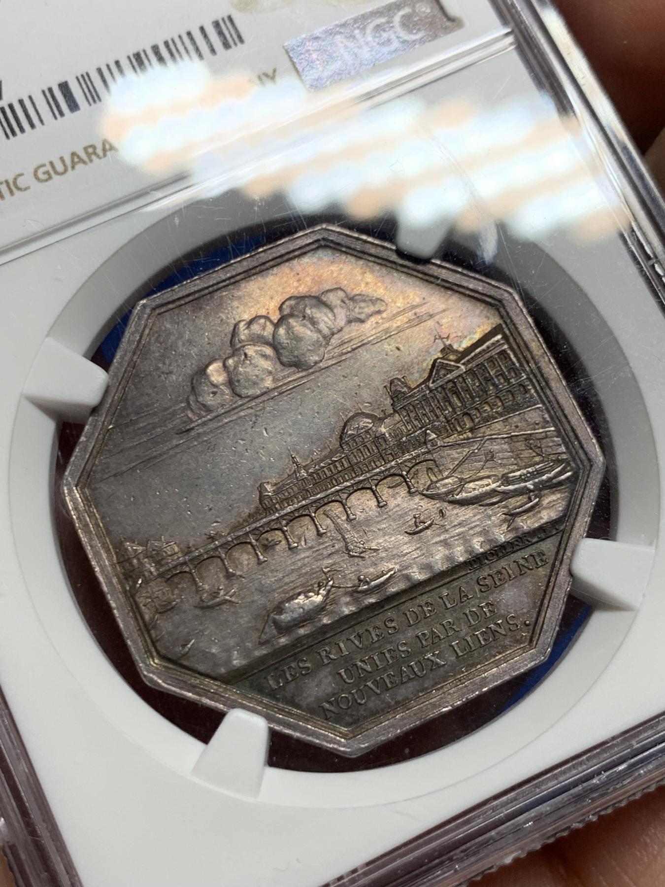 《竞宝斋》立夏专场特拍 （第2-1场）全场顺丰包邮 265场 NGC AU58 19世纪初法国桥梁协会八角银章 边铭为油灯（1832-1841） 五彩老包浆状态 刻画出了19世纪初塞纳河畔的景观