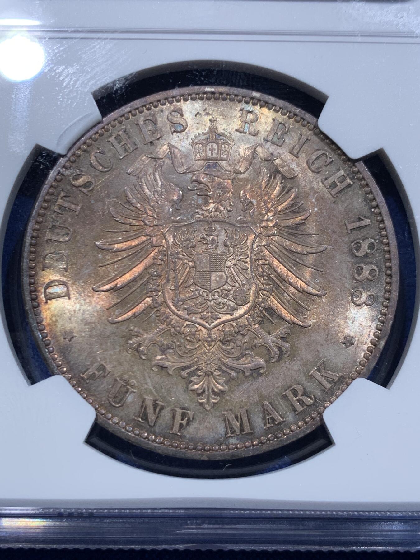 《竞宝斋》立夏专场特拍 （第2-1场）全场顺丰包邮 265场 NGC MS63 德国普鲁士1888三皇年5马克银币 绝美彩虹包浆之下还有转光 入门短翅5马克 工艺精湛 视觉效果非常好