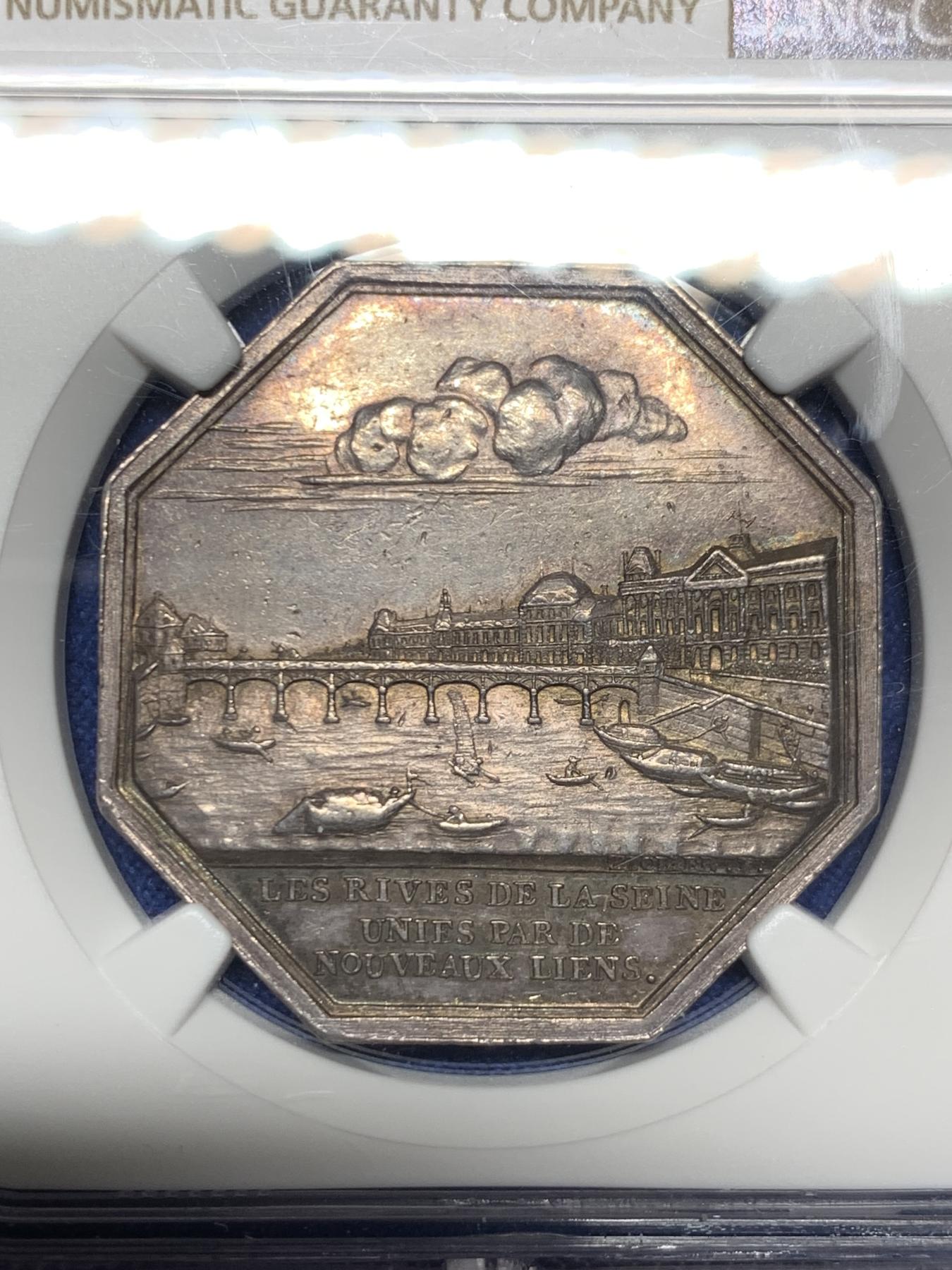 《竞宝斋》立夏专场特拍 （第2-1场）全场顺丰包邮 265场 NGC AU58 19世纪初法国桥梁协会八角银章 边铭为油灯（1832-1841） 五彩老包浆状态 刻画出了19世纪初塞纳河畔的景观