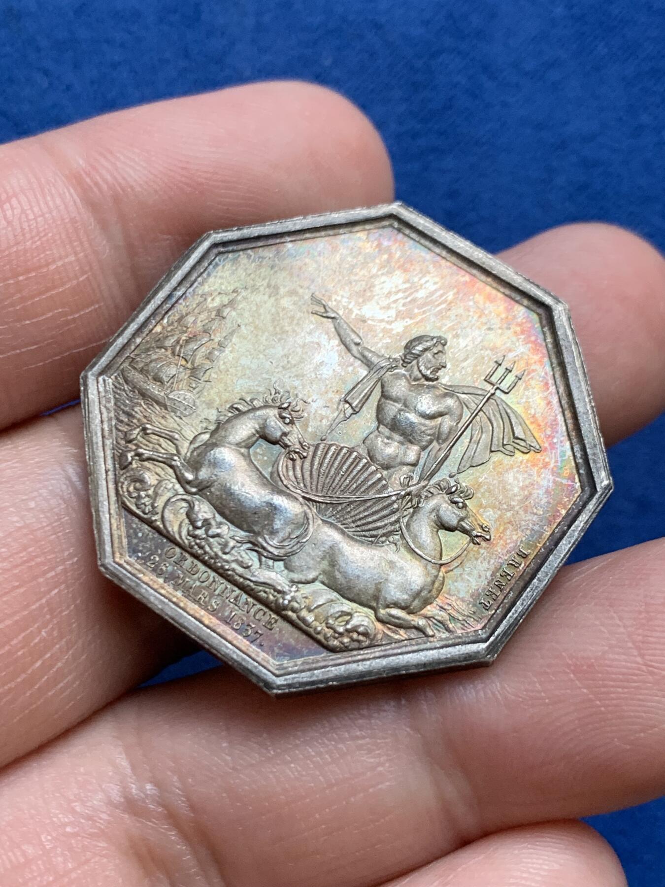 《竞宝斋》立夏专场特拍 （第2-1场）全场顺丰包邮 265场 名誉品 法国 河神 大贝壳款 边铭丰饶角 稀有 彩光好 美人鱼多见三叉海神少见 也是著名八角封面章 重约17克 33.6mm