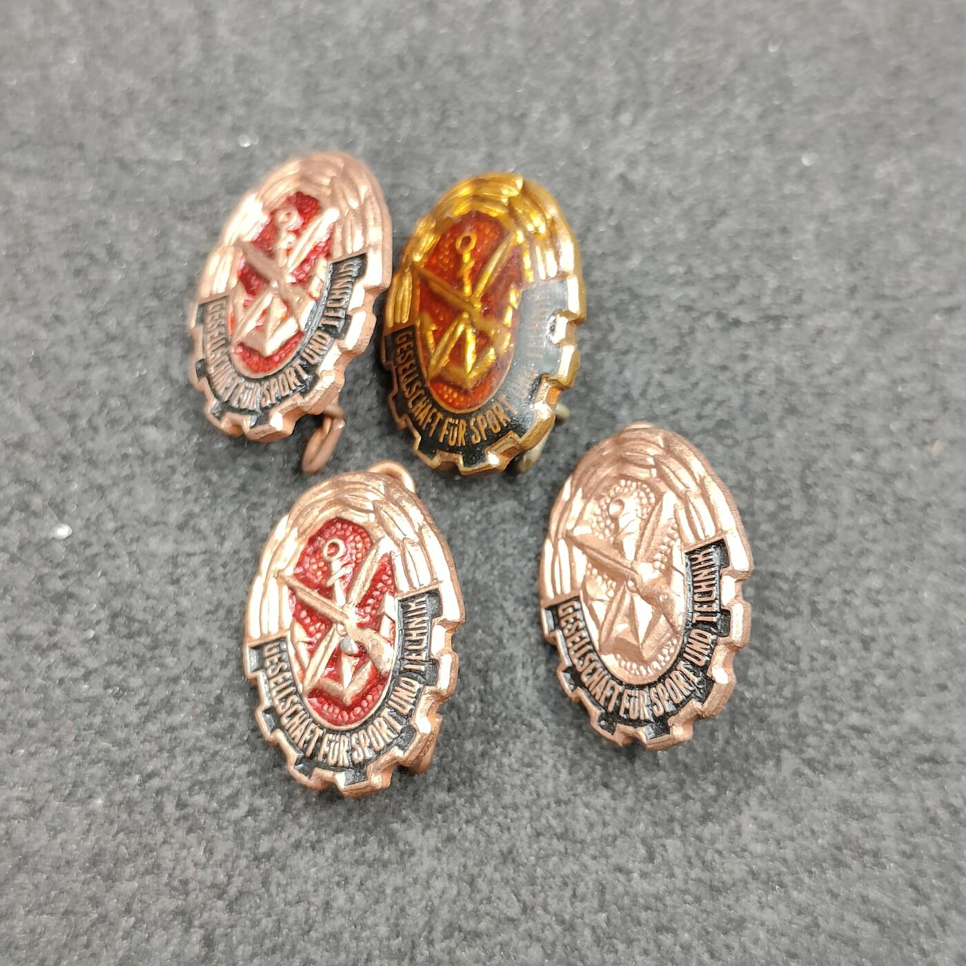 全场0元起拍 第153期 咸鱼国勋章拍卖专场 5月5日（周日）下午6：00开始 东德gst徽章四个