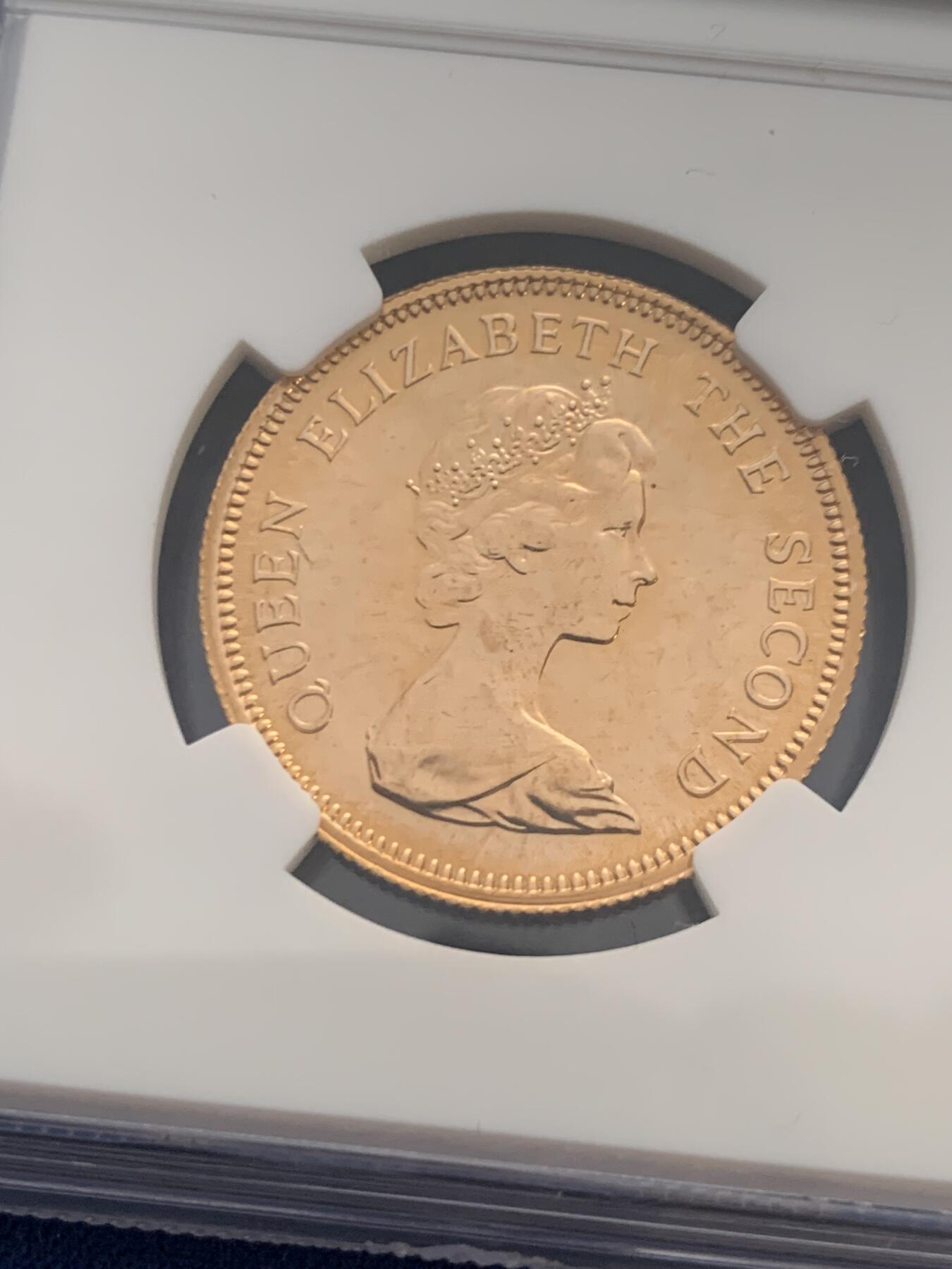 《竞宝斋》立夏专场特拍 （第2-1场）全场顺丰包邮 265场 NGC MS68 香港1975年女王第一次访港千元金币 港英盾徽 附红色礼盒 第一轮比第二轮稀少很多 普制高分极难 冠军分69仅十枚 金价稳固