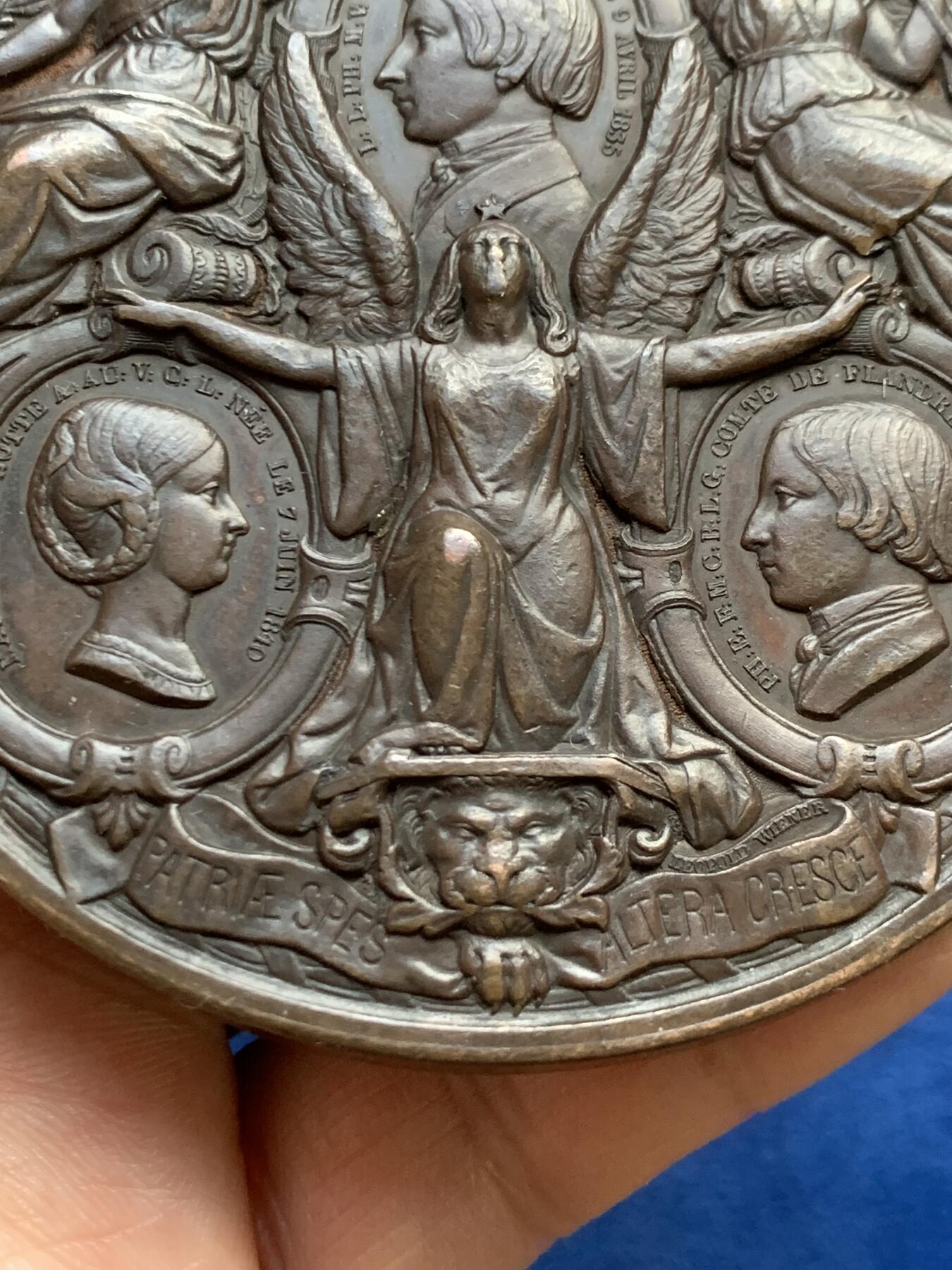 《竞宝斋》立夏专场特拍 （第2-1场）全场顺丰包邮 265场 1850年比利时 玛丽王后逝世纪念章 正面为玛丽王后肖像 背面王室浮雕优美瑰丽 79.9mm 191.6克 超大规格