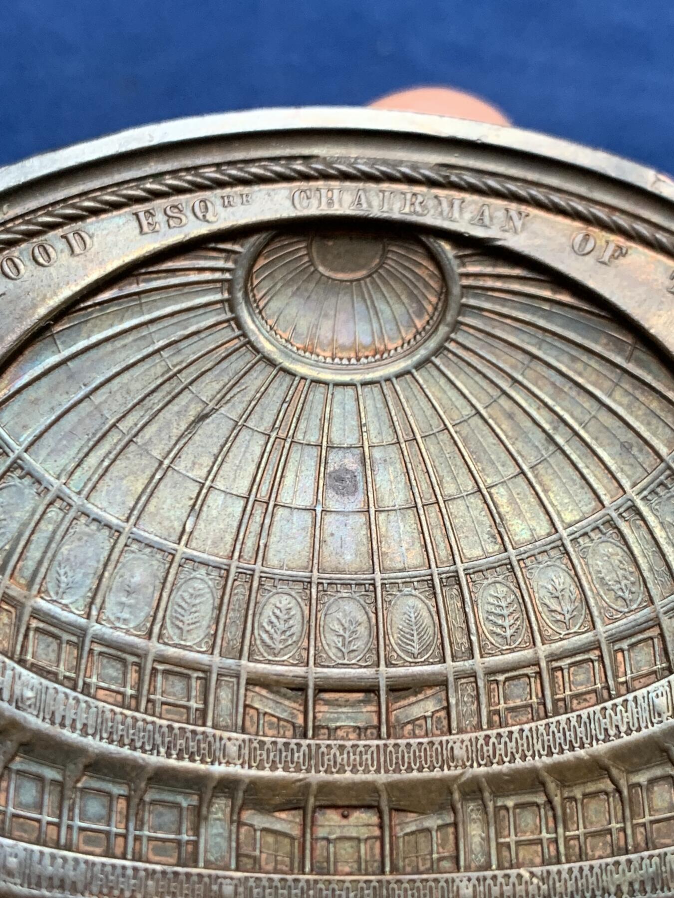 《竞宝斋》立夏专场特拍 （第2-1场）全场顺丰包邮 265场 1849年英国伦敦金融城6号作品 建筑三杰之一 伦敦金融城煤炭交易所开张纪念 背面浮雕细腻 408.3克 89mm大铜章 发行量350枚 著名大师wyon作品