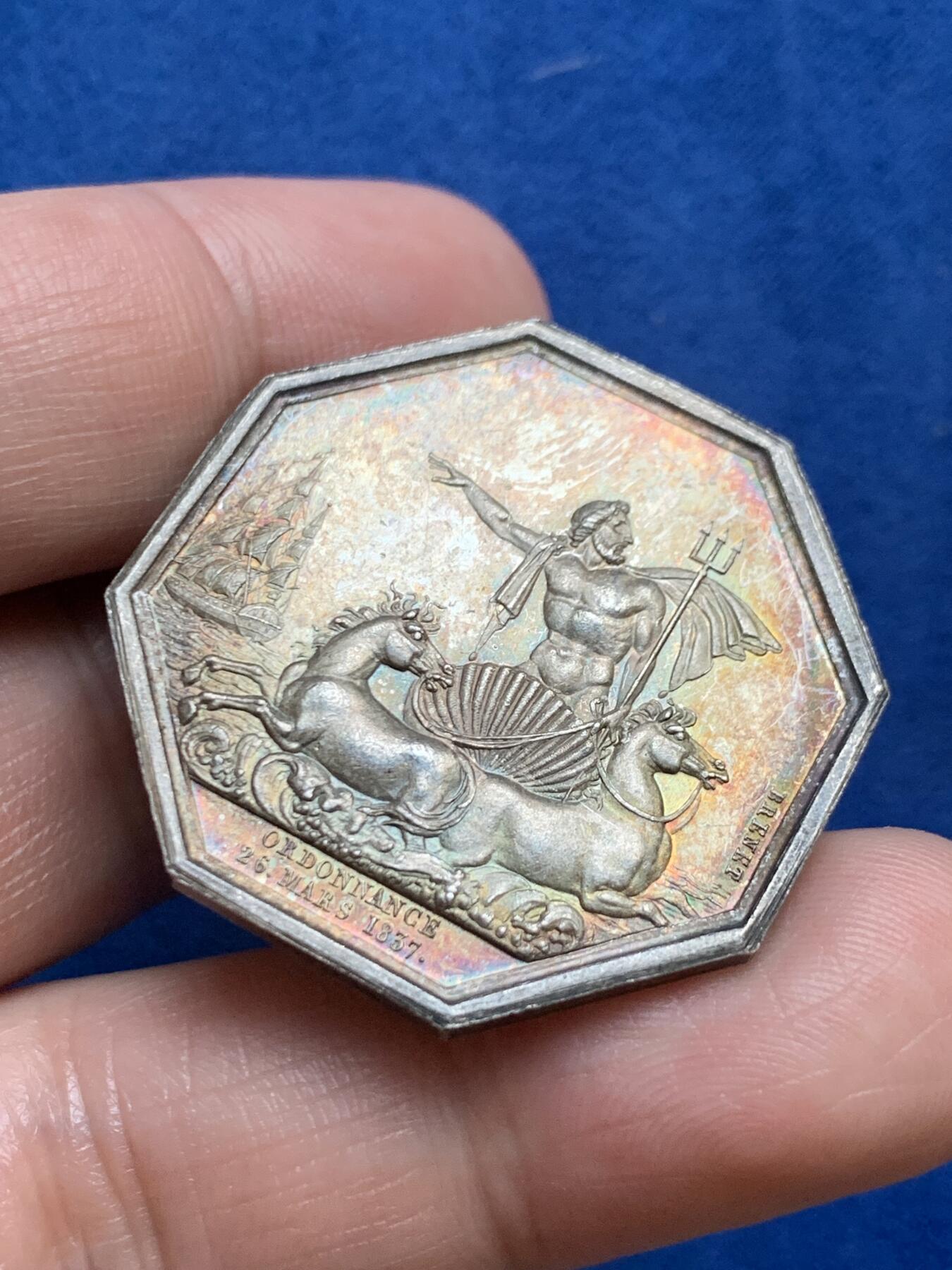 《竞宝斋》立夏专场特拍 （第2-1场）全场顺丰包邮 265场 名誉品 法国 河神 大贝壳款 边铭丰饶角 稀有 彩光好 美人鱼多见三叉海神少见 也是著名八角封面章 重约17克 33.6mm