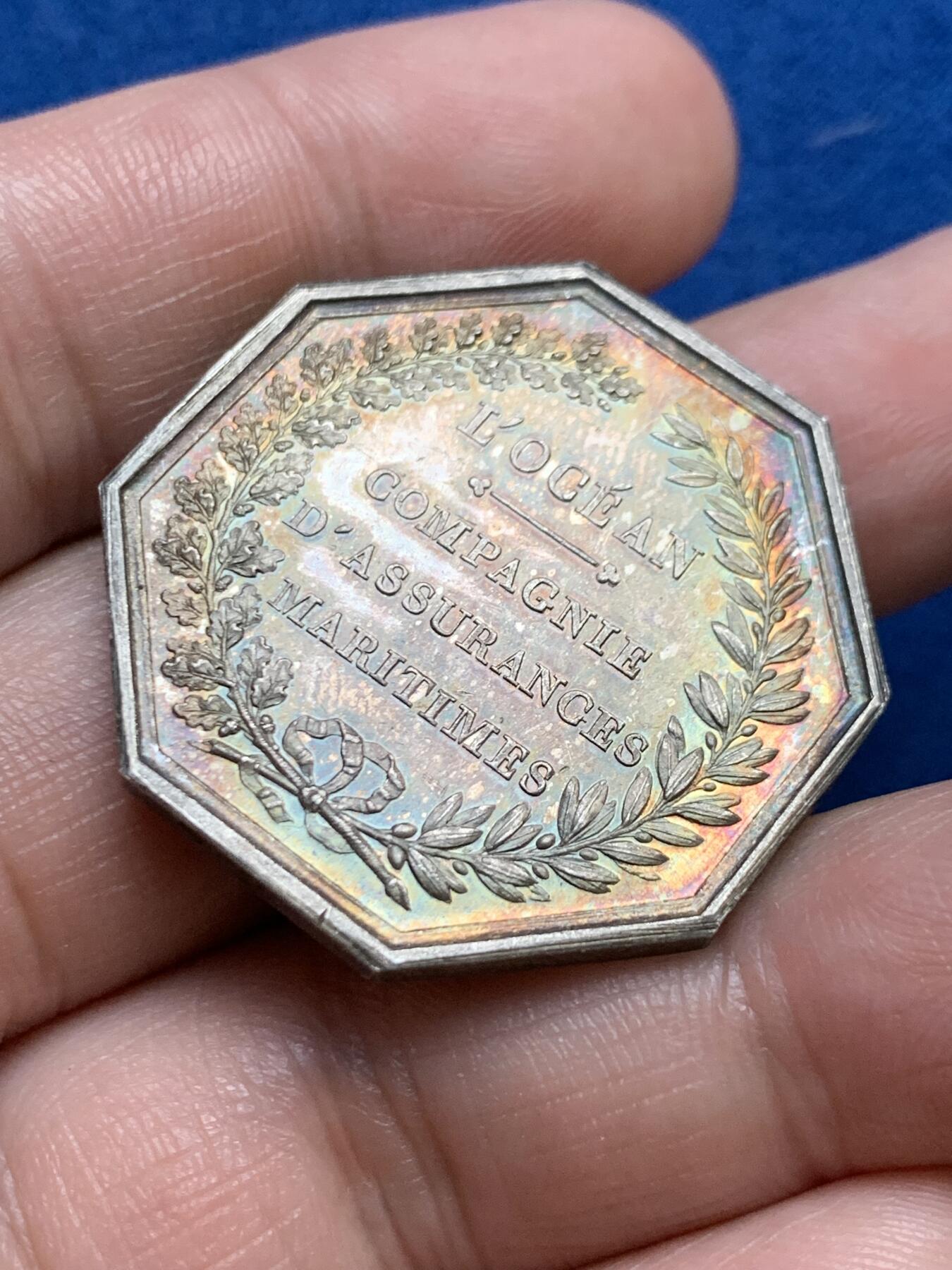 《竞宝斋》立夏专场特拍 （第2-1场）全场顺丰包邮 265场 名誉品 法国 河神 大贝壳款 边铭丰饶角 稀有 彩光好 美人鱼多见三叉海神少见 也是著名八角封面章 重约17克 33.6mm