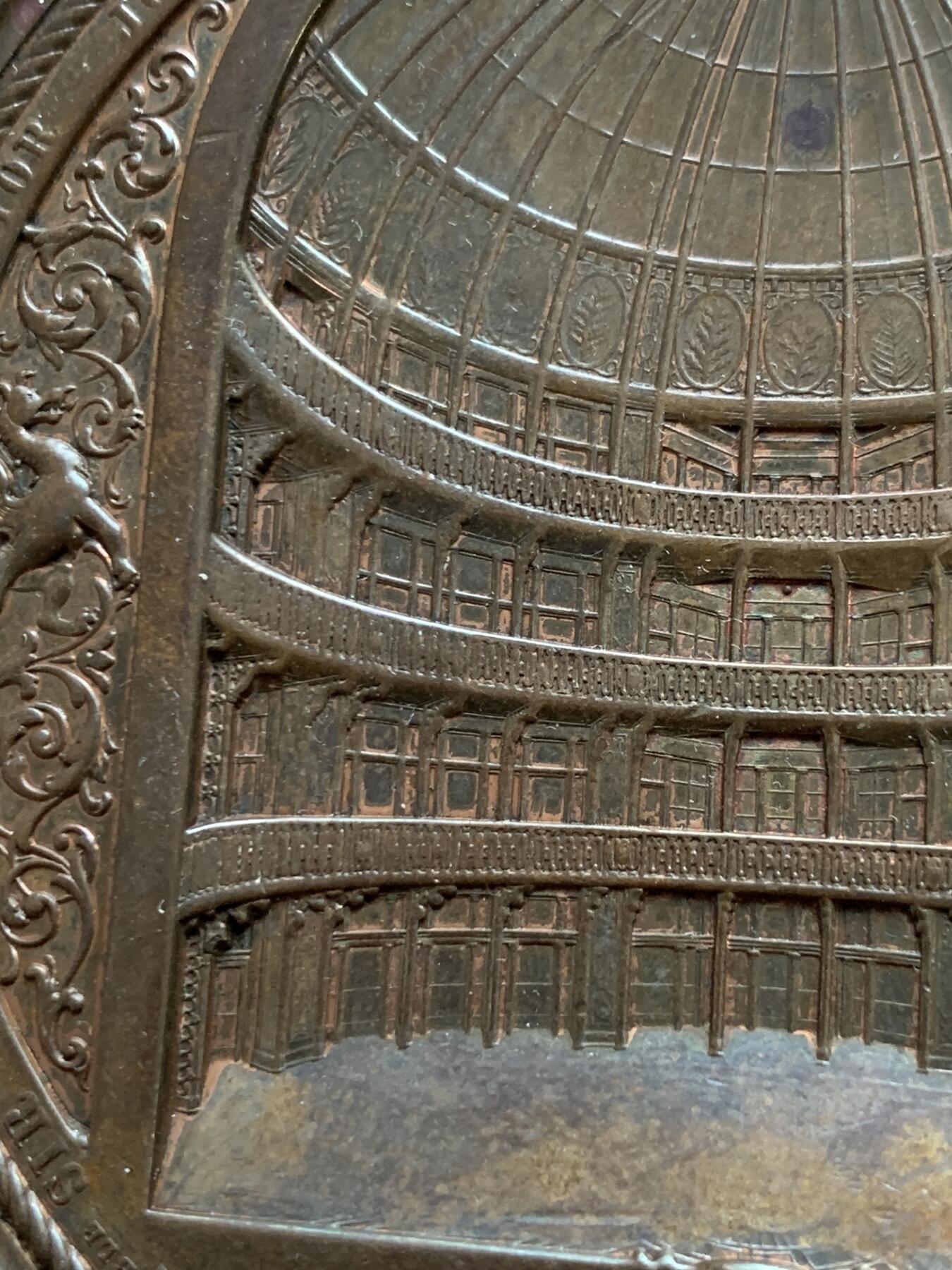 《竞宝斋》立夏专场特拍 （第2-1场）全场顺丰包邮 265场 1849年英国伦敦金融城6号作品 建筑三杰之一 伦敦金融城煤炭交易所开张纪念 背面浮雕细腻 408.3克 89mm大铜章 发行量350枚 著名大师wyon作品