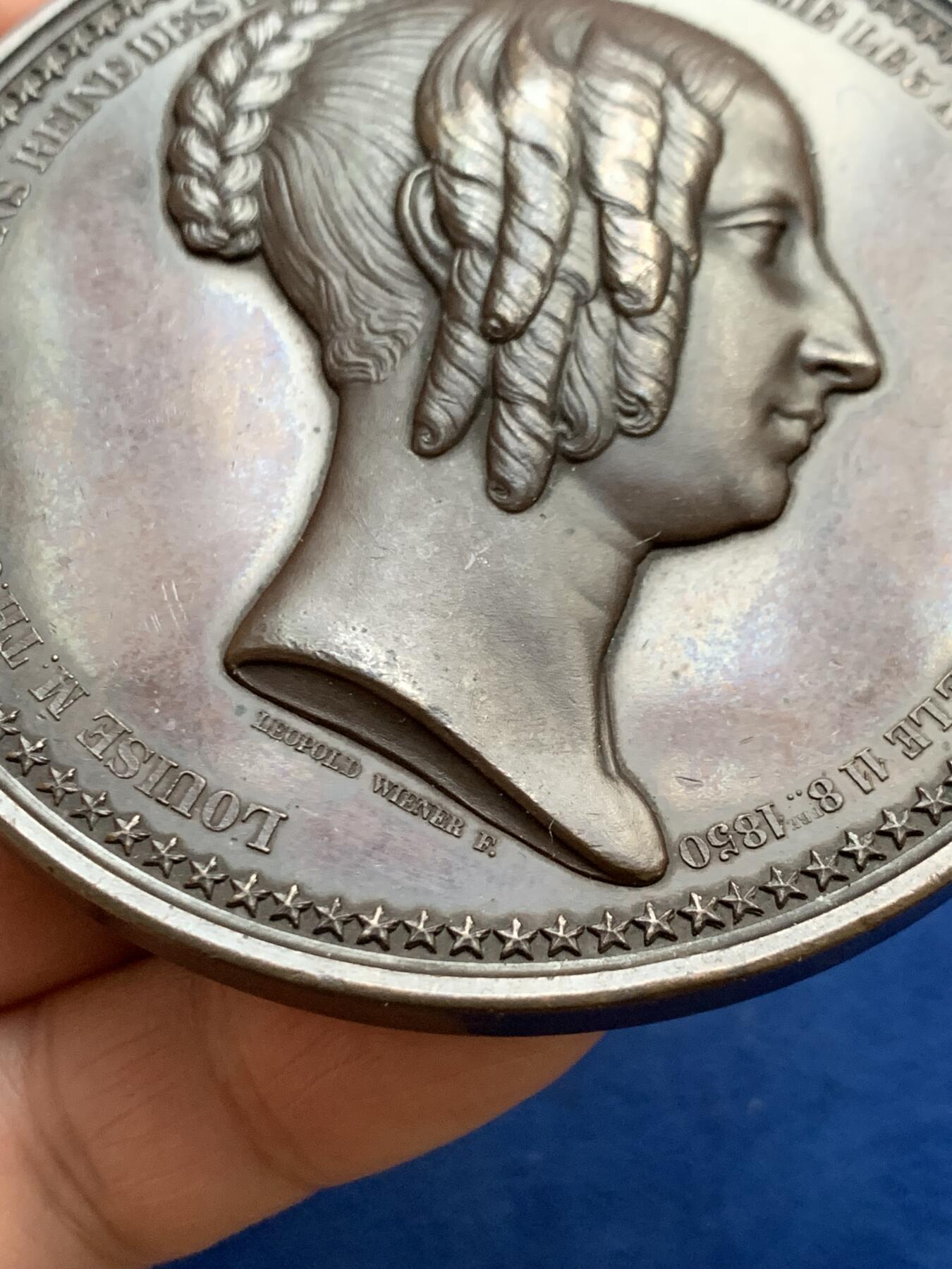 《竞宝斋》立夏专场特拍 （第2-1场）全场顺丰包邮 265场 1850年比利时 玛丽王后逝世纪念章 正面为玛丽王后肖像 背面王室浮雕优美瑰丽 79.9mm 191.6克 超大规格