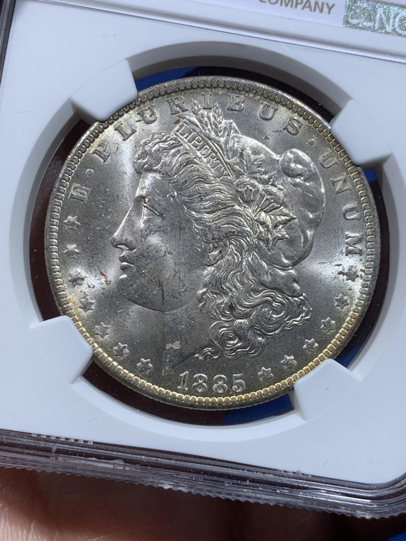 《竞宝斋》立夏专场特拍 （第2-1场）全场顺丰包邮 265场 NGC MS63 美国1885年摩根一美元银币 特色“一”字彩浆 五彩很漂亮