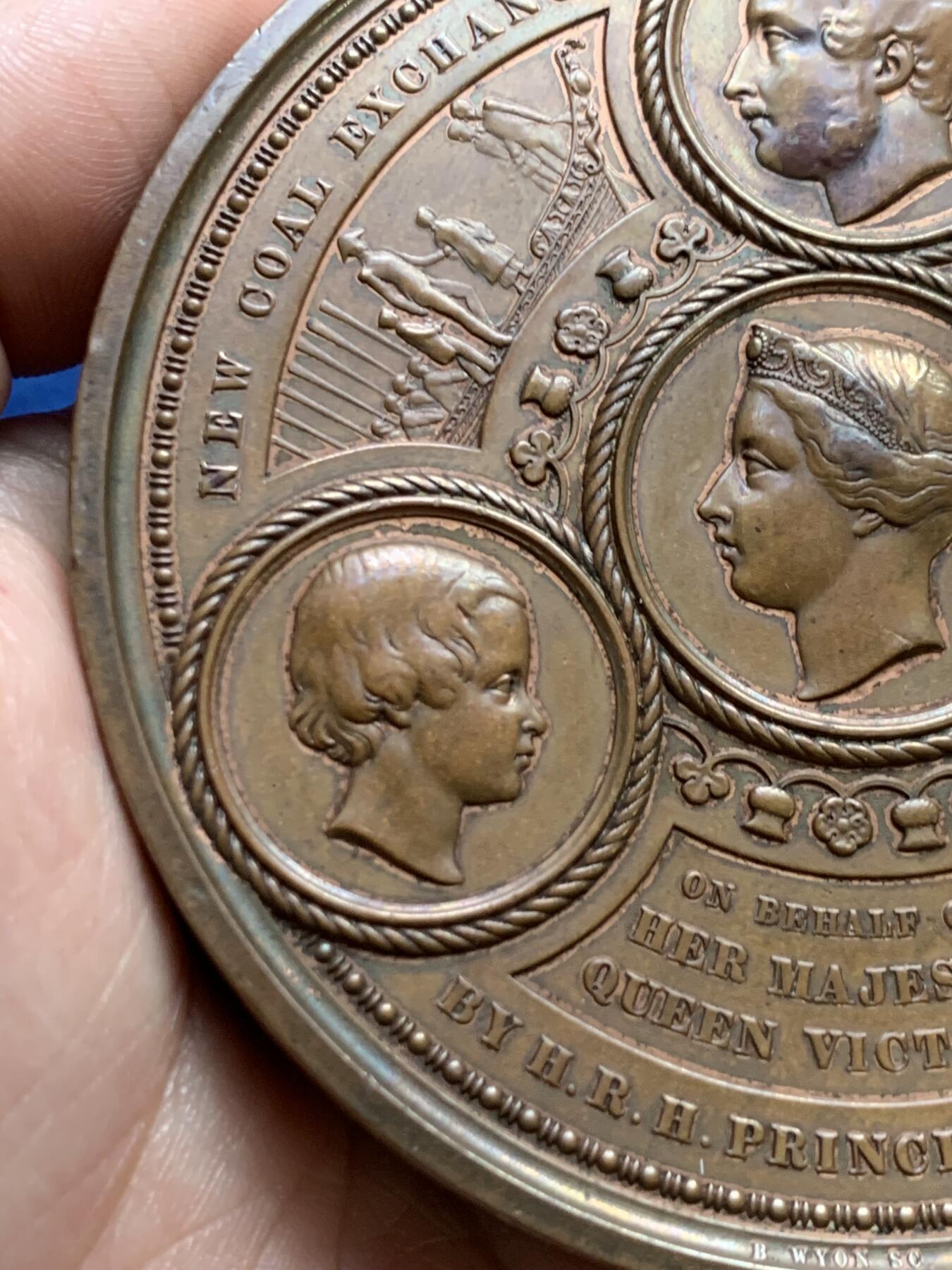 《竞宝斋》立夏专场特拍 （第2-1场）全场顺丰包邮 265场 1849年英国伦敦金融城6号作品 建筑三杰之一 伦敦金融城煤炭交易所开张纪念 背面浮雕细腻 408.3克 89mm大铜章 发行量350枚 著名大师wyon作品