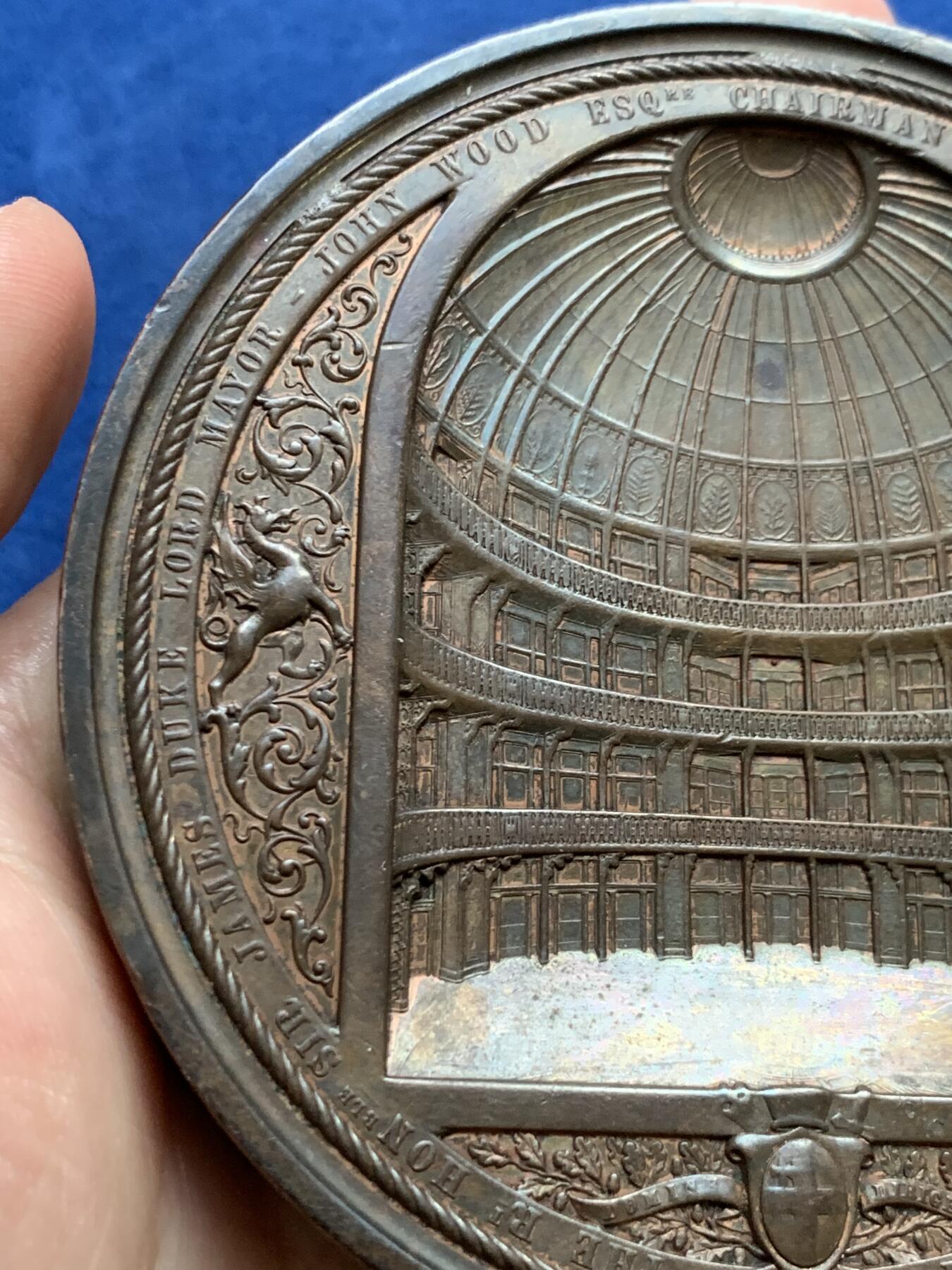 《竞宝斋》立夏专场特拍 （第2-1场）全场顺丰包邮 265场 1849年英国伦敦金融城6号作品 建筑三杰之一 伦敦金融城煤炭交易所开张纪念 背面浮雕细腻 408.3克 89mm大铜章 发行量350枚 著名大师wyon作品