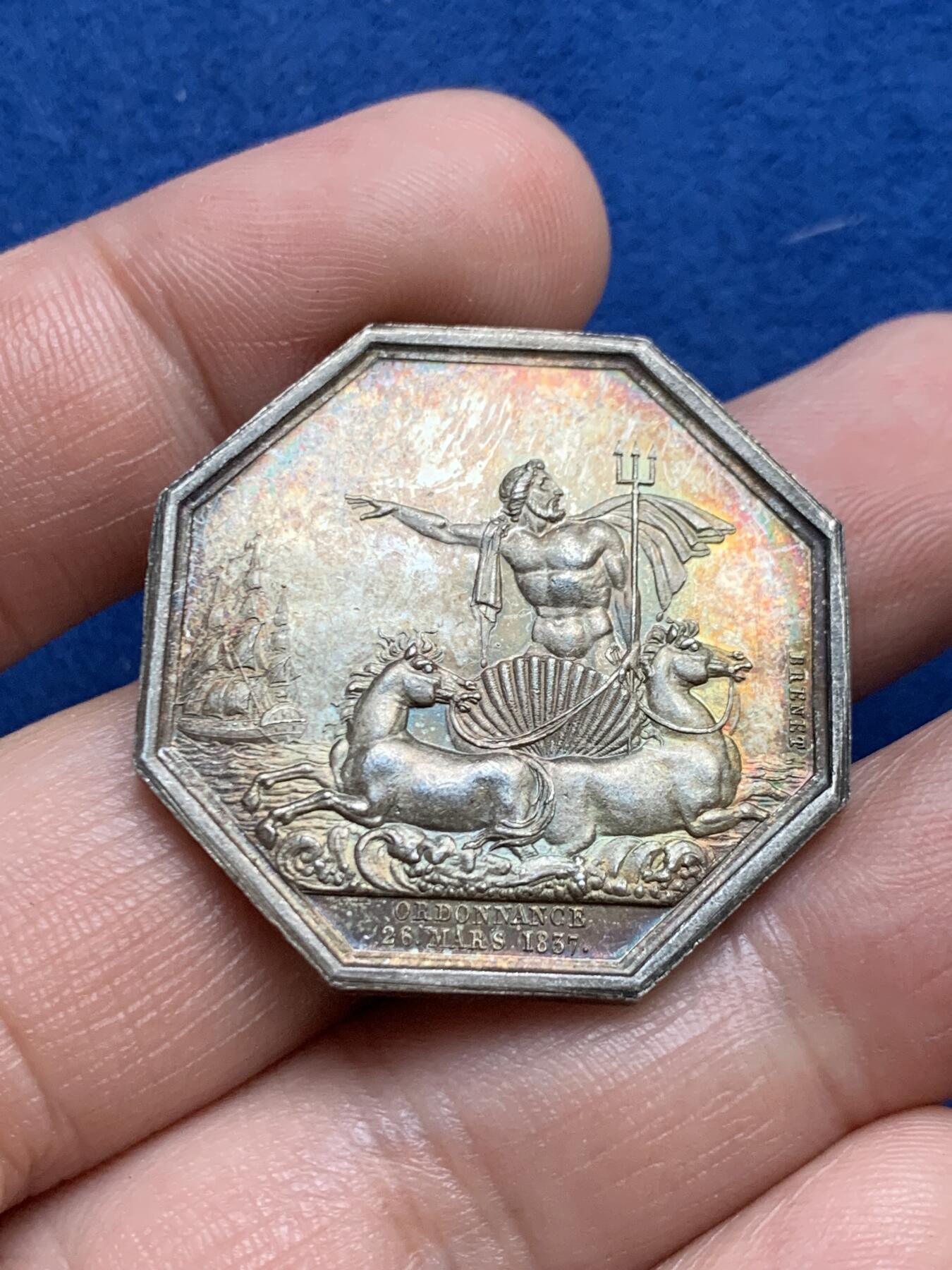 《竞宝斋》立夏专场特拍 （第2-1场）全场顺丰包邮 265场 名誉品 法国 河神 大贝壳款 边铭丰饶角 稀有 彩光好 美人鱼多见三叉海神少见 也是著名八角封面章 重约17克 33.6mm