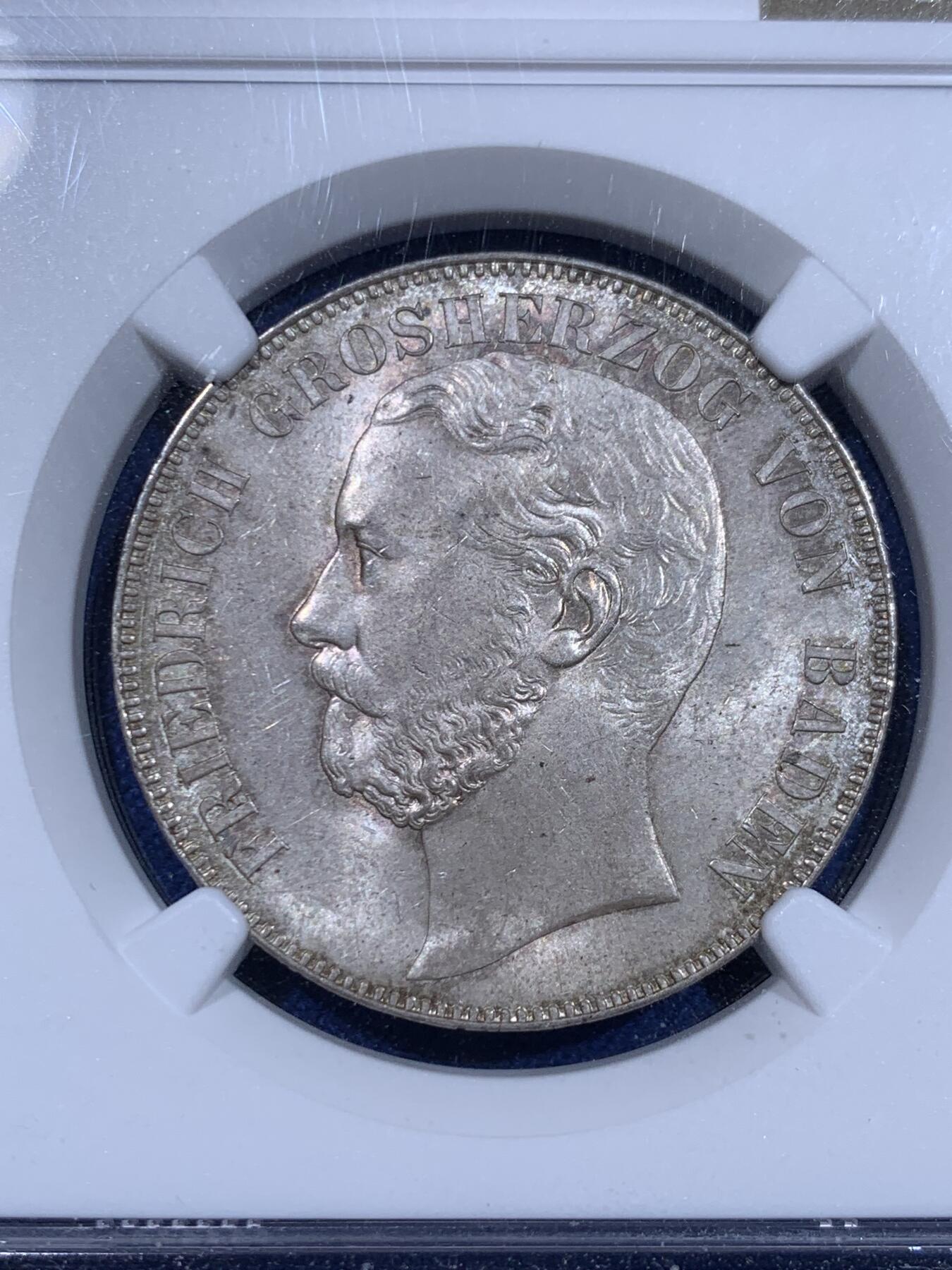 《竞宝斋》立夏专场特拍 （第2-1场）全场顺丰包邮 265场 NGC MS63 德国1866年巴登-杜拉赫公国1泰勒 该品种流通充分好品难寻 背面为经典的双狮鹫徽章 这枚全深打 整体细节和光度都很好 欧洲纸袋老包浆