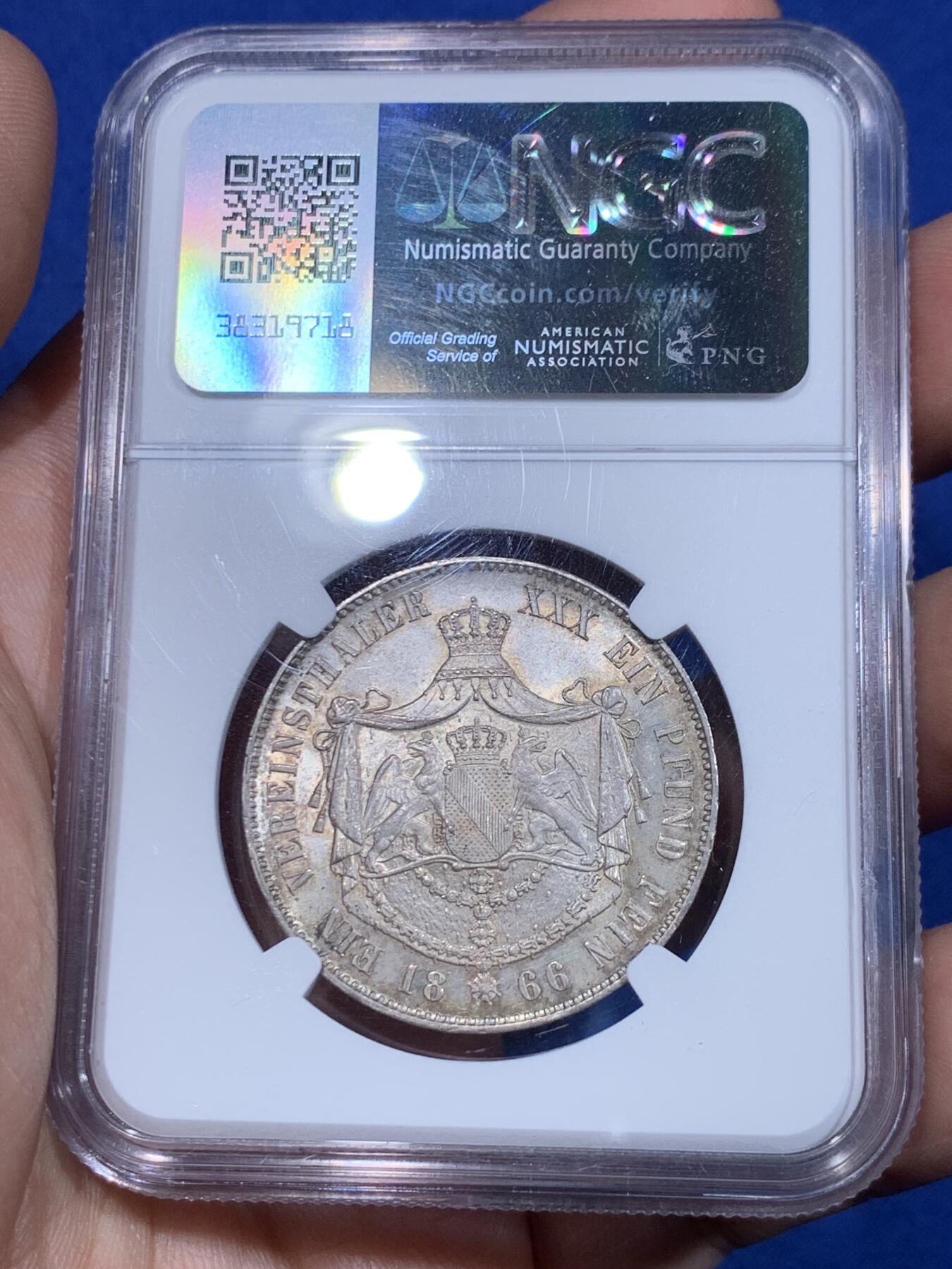 《竞宝斋》立夏专场特拍 （第2-1场）全场顺丰包邮 265场 NGC MS63 德国1866年巴登-杜拉赫公国1泰勒 该品种流通充分好品难寻 背面为经典的双狮鹫徽章 这枚全深打 整体细节和光度都很好 欧洲纸袋老包浆