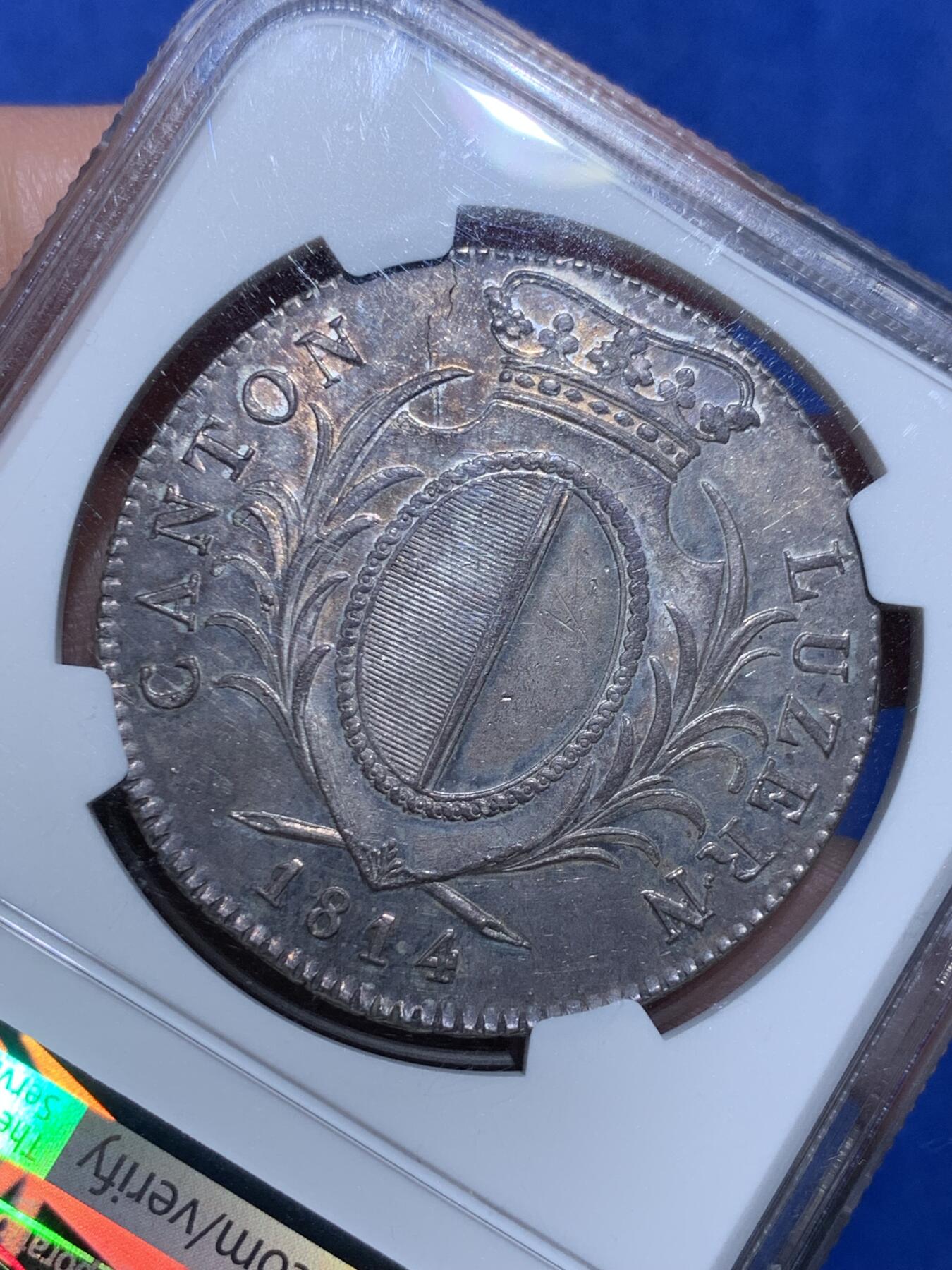 《竞宝斋》立夏专场特拍 （第2-1场）全场顺丰包邮 265场 NGC MS61 瑞士卢塞恩1814年雇佣兵4法郎银币 设计大气古朴 厚重的包浆背后是历史的沉淀 可能是包浆太厚的缘故才给了61分 实际状态感觉不止61分 发行量44000枚 还没怎么涨的瑞士雇佣兵十年前也差不多这个价格 币胚有裂极为难得