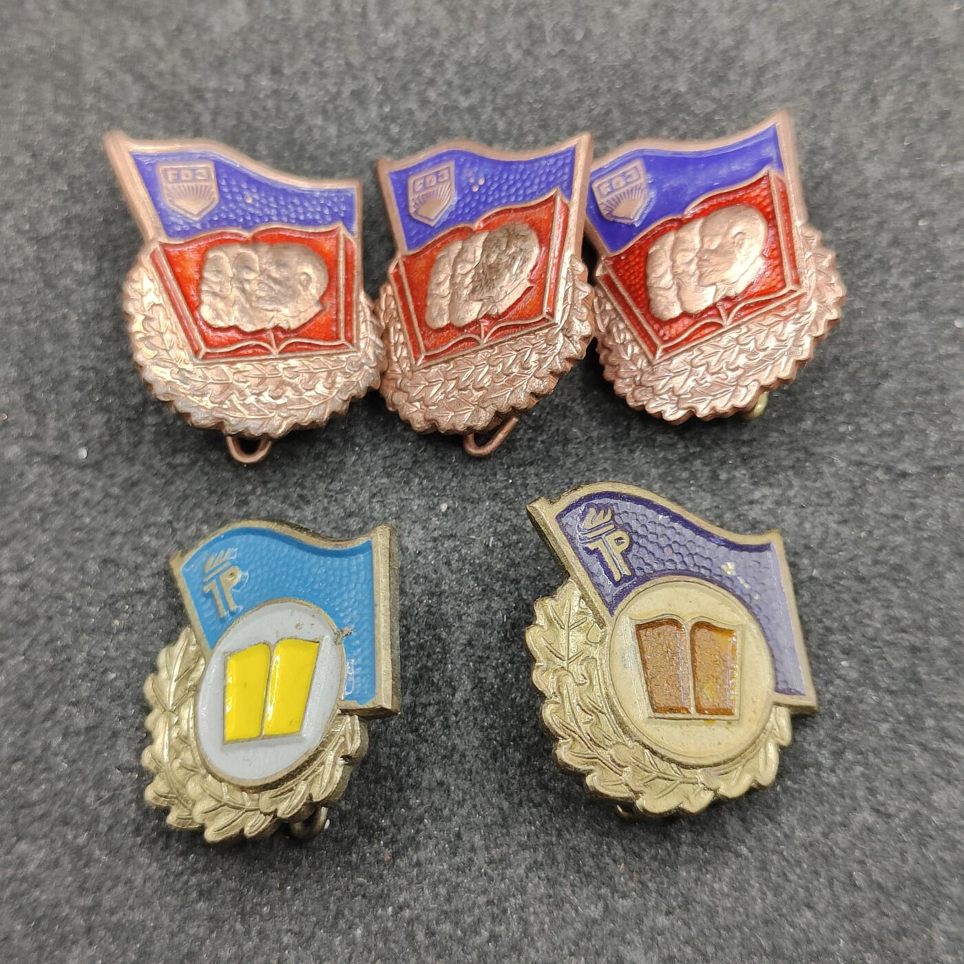 全场0元起拍 第153期 咸鱼国勋章拍卖专场 5月5日（周日）下午6：00开始 东德fdj徽章五个